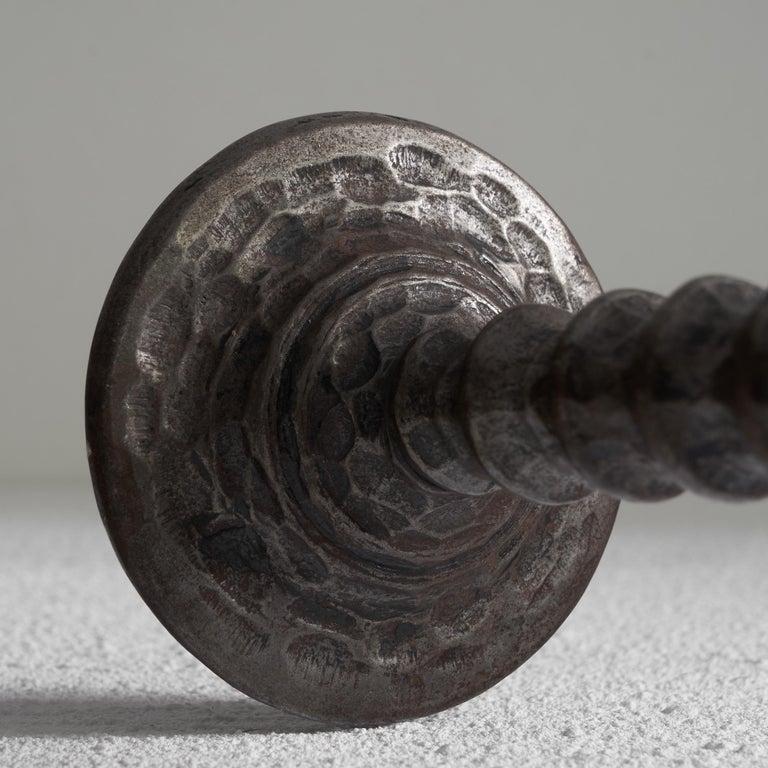 Handgeschmiedeter brutalistischer Kerzenhalter aus Metall im Angebot 2