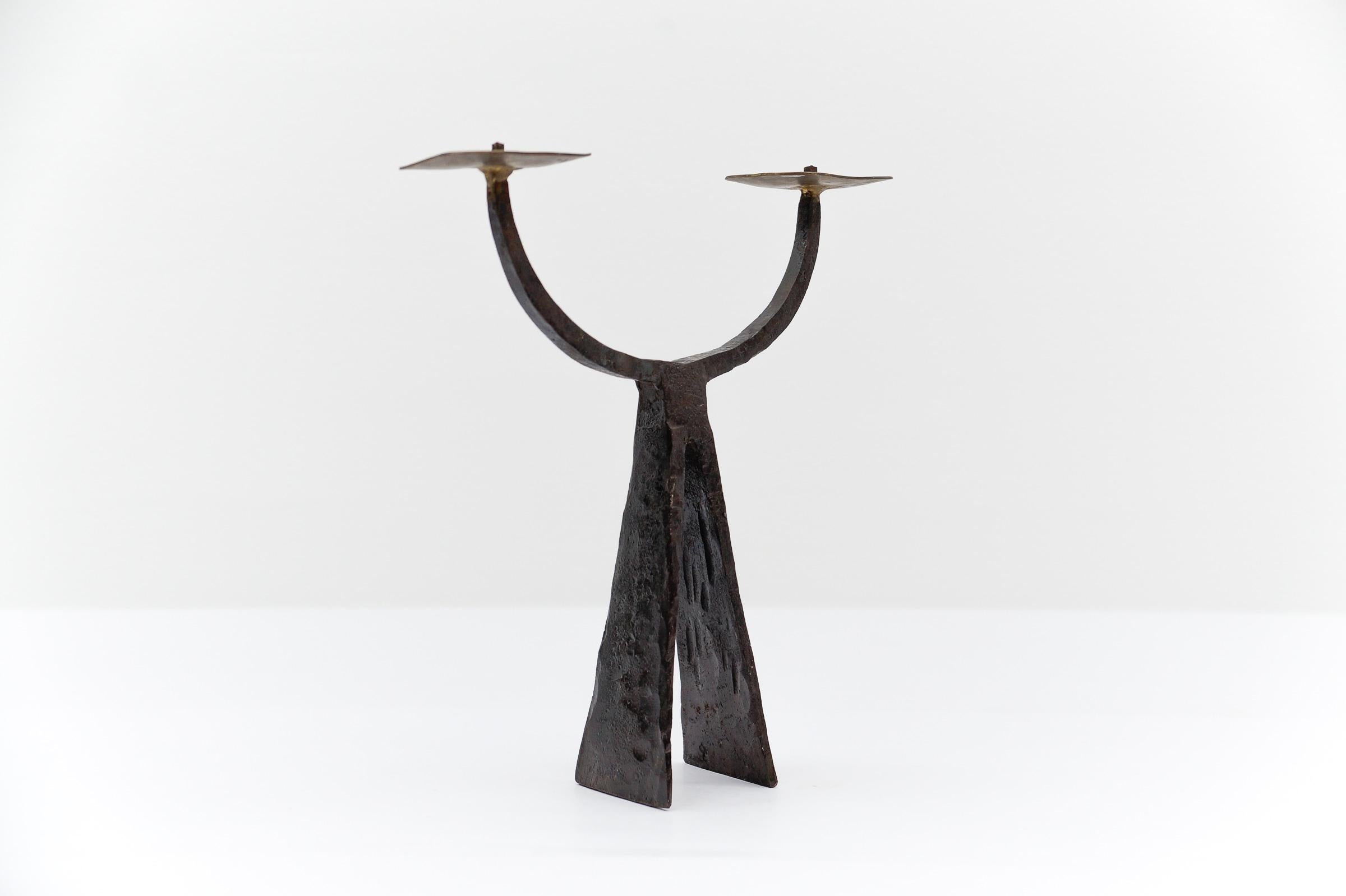 Handgeschmiedeter brutalistischer Eisen-Kerzenhalter, 1960er Jahre Österreich (Moderne der Mitte des Jahrhunderts) im Angebot