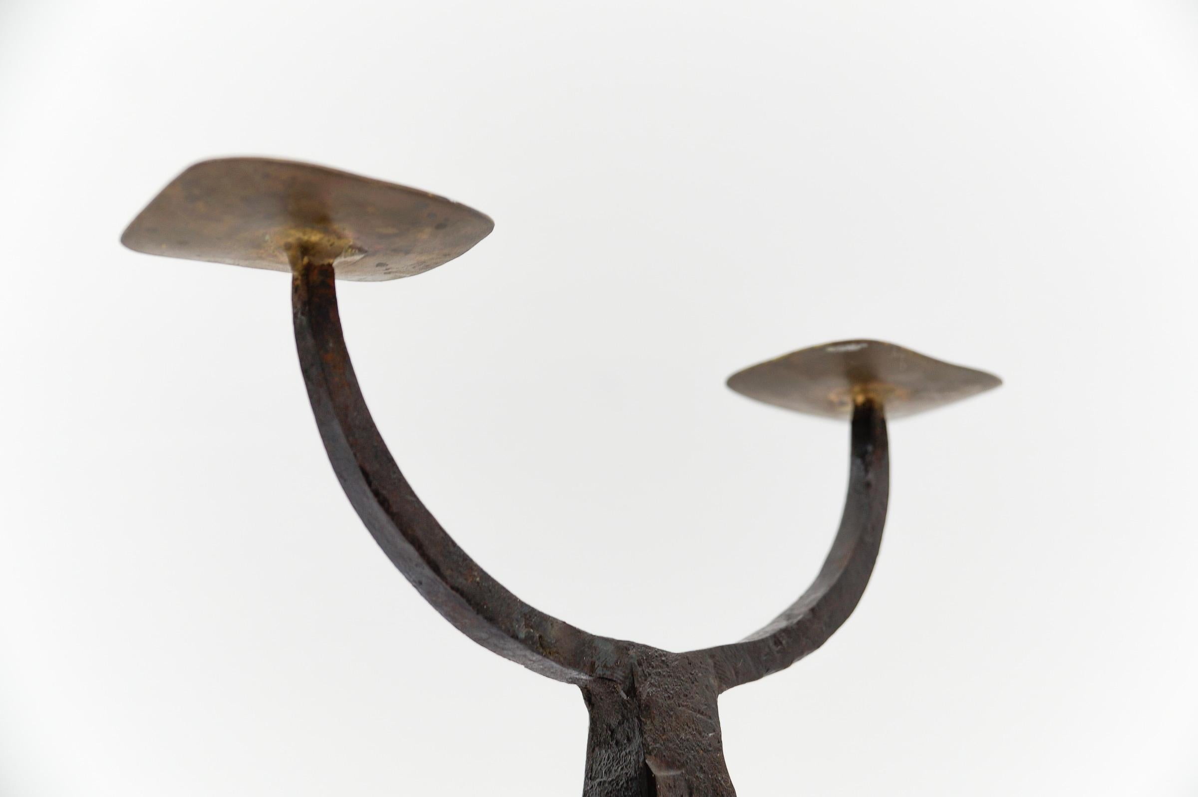 Handgeschmiedeter brutalistischer Eisen-Kerzenhalter, 1960er Jahre Österreich (Mitte des 20. Jahrhunderts) im Angebot