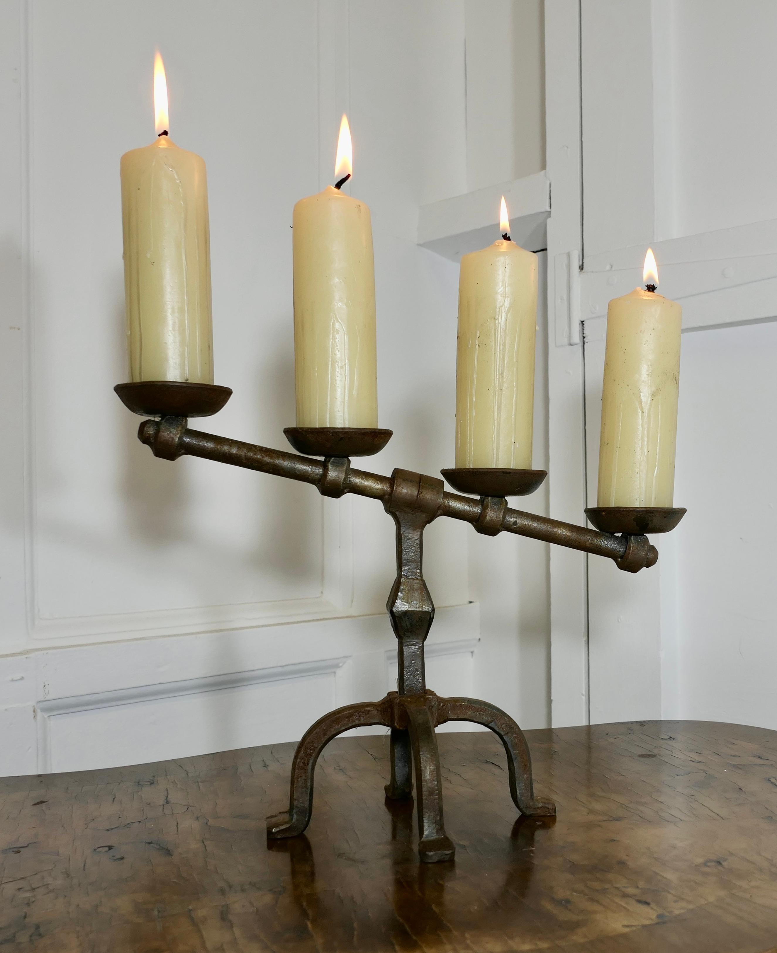 Gothique Chandelier à 4 bougies en fer forgé à la main  Conçu dans le style gothique brutaliste en vente
