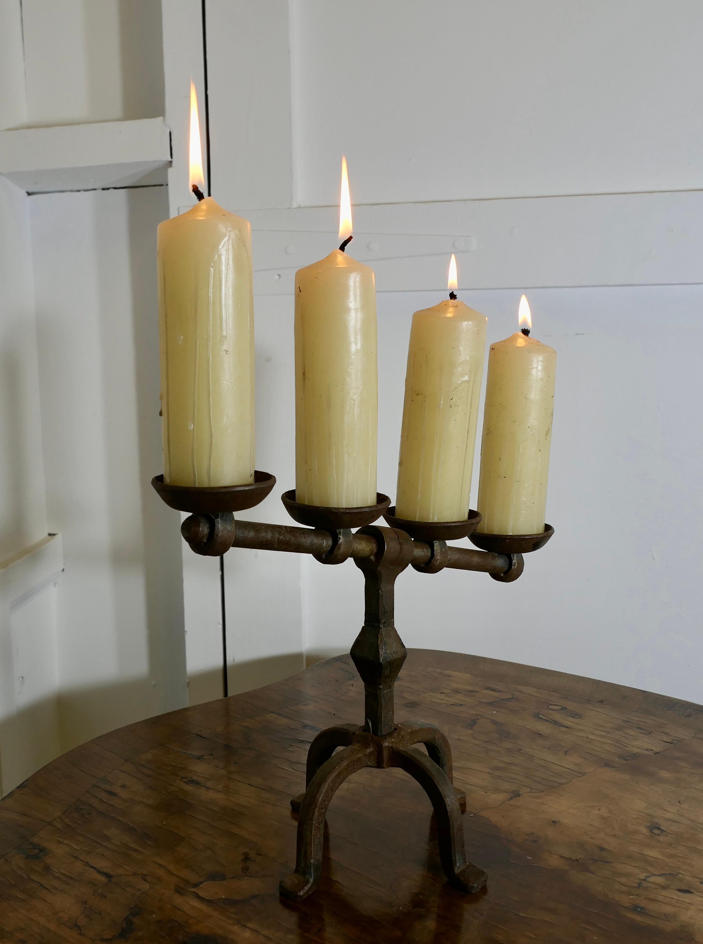 Milieu du XXe siècle Chandelier à 4 bougies en fer forgé à la main  Conçu dans le style gothique brutaliste en vente