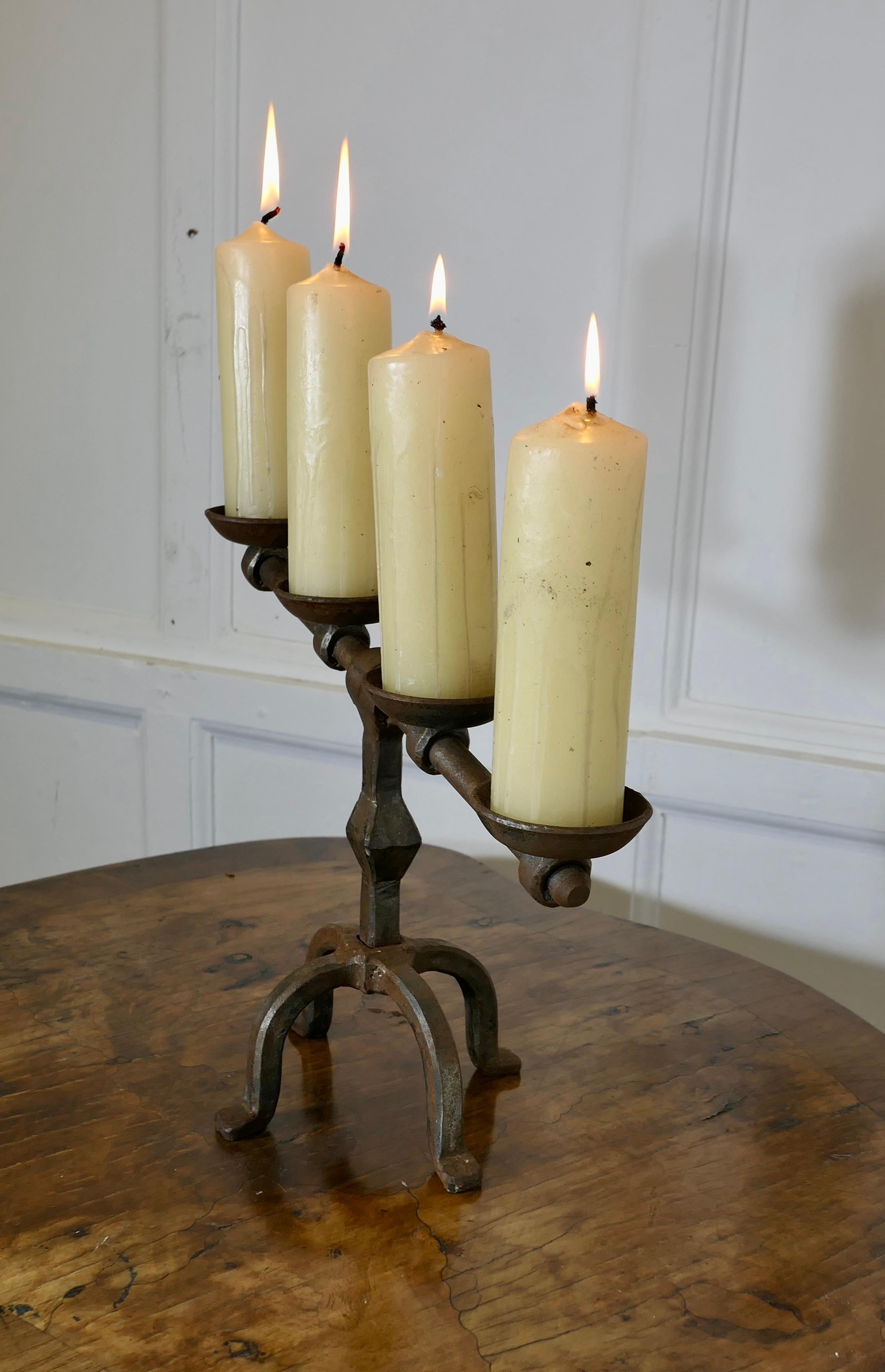 Fer Chandelier à 4 bougies en fer forgé à la main  Conçu dans le style gothique brutaliste en vente