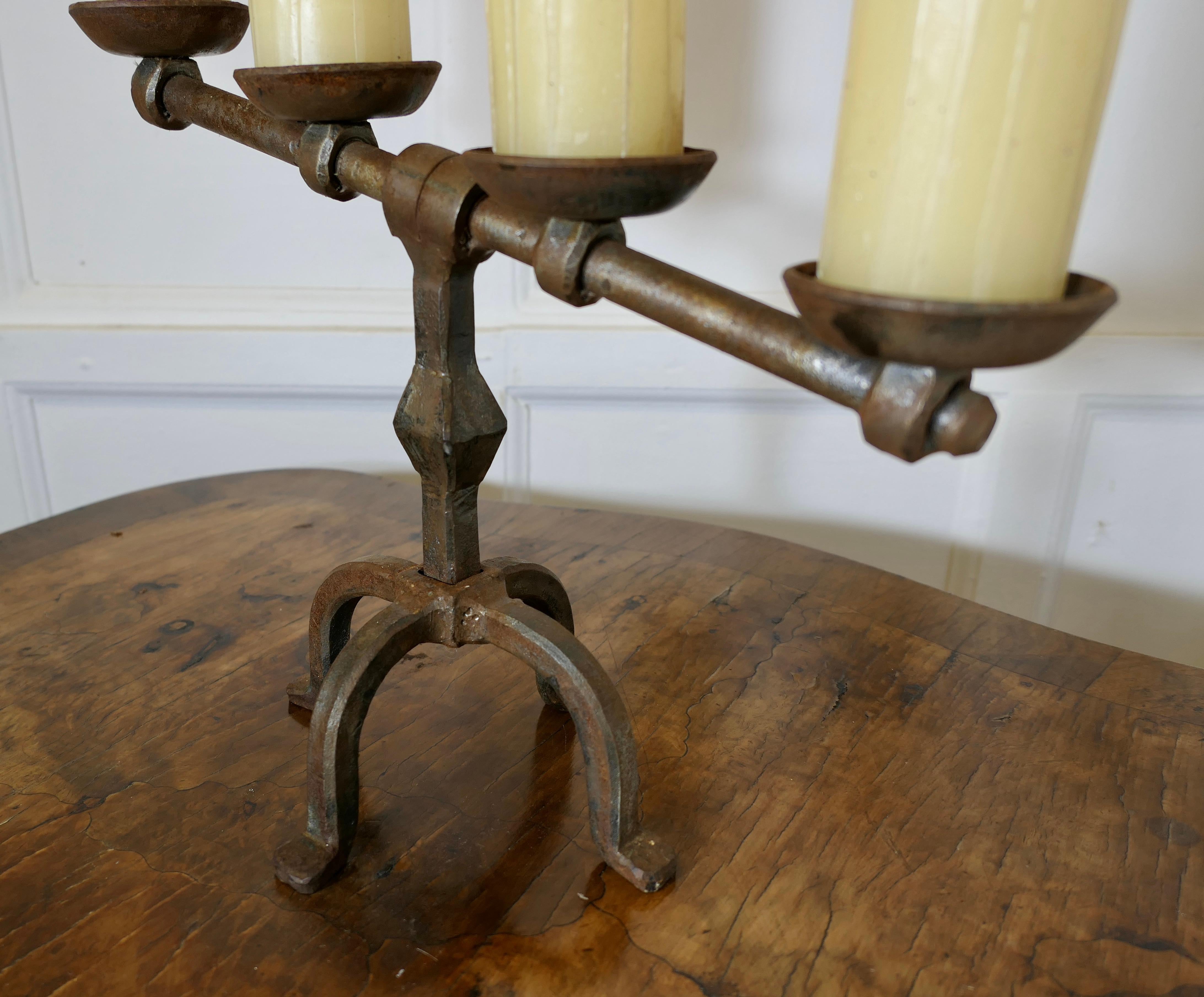 Chandelier à 4 bougies en fer forgé à la main  Conçu dans le style gothique brutaliste en vente 1