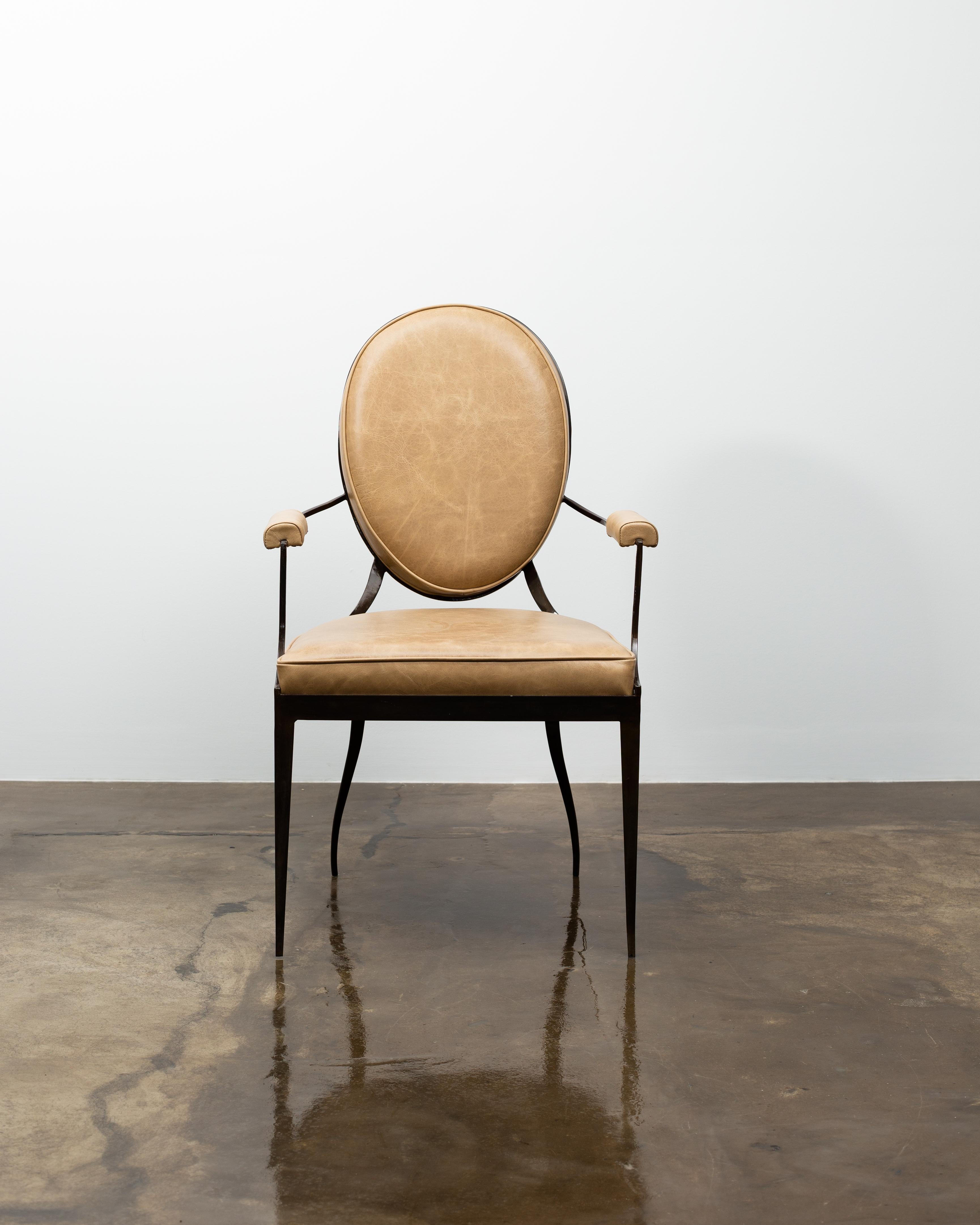 Handgeschmiedeter Stuhl aus Eisen und Leder von Costantini im Stil von Andre Arbus (Argentinisch) im Angebot