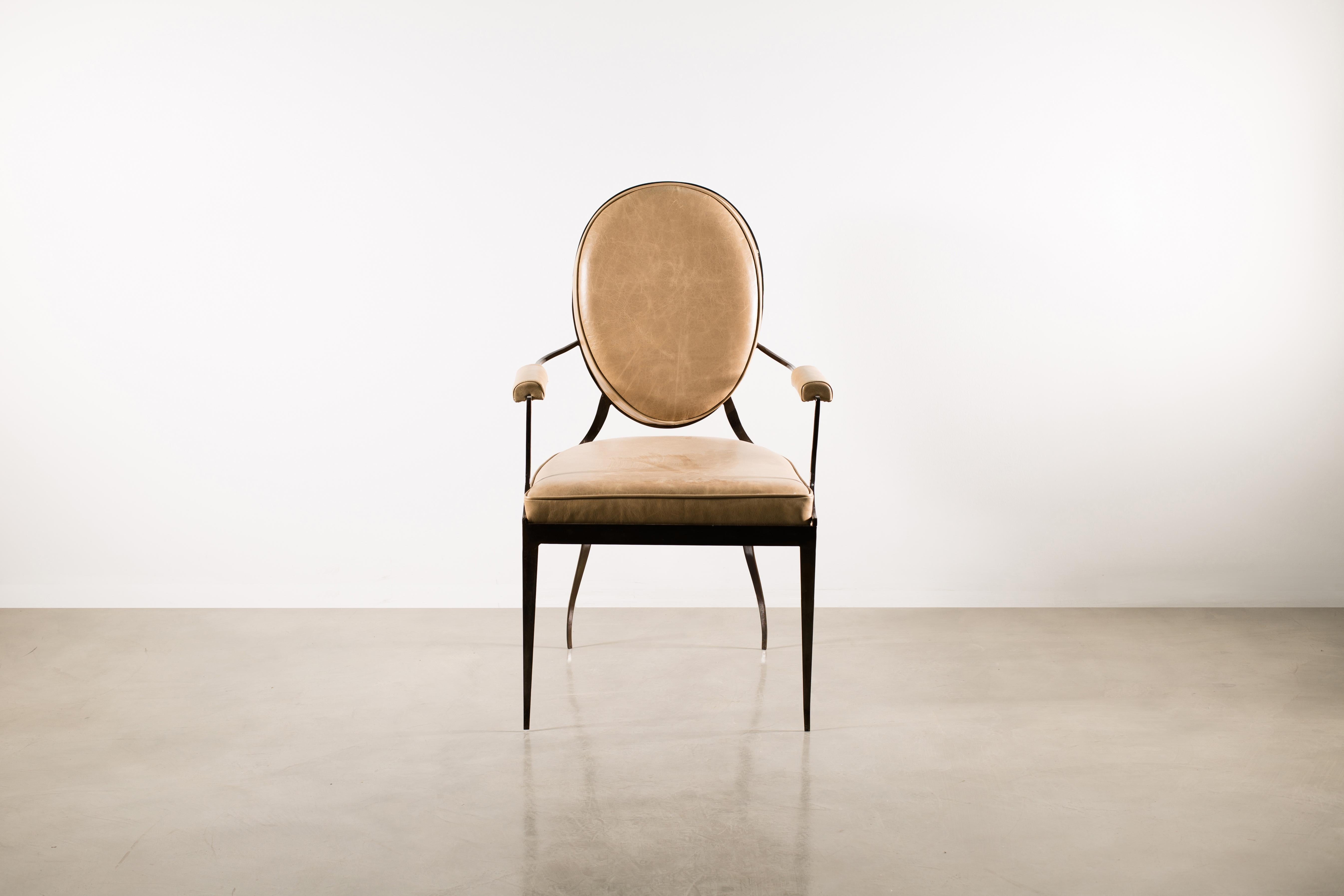 Handgeschmiedeter Stuhl aus Eisen und Leder von Costantini im Stil von Andre Arbus (21. Jahrhundert und zeitgenössisch) im Angebot