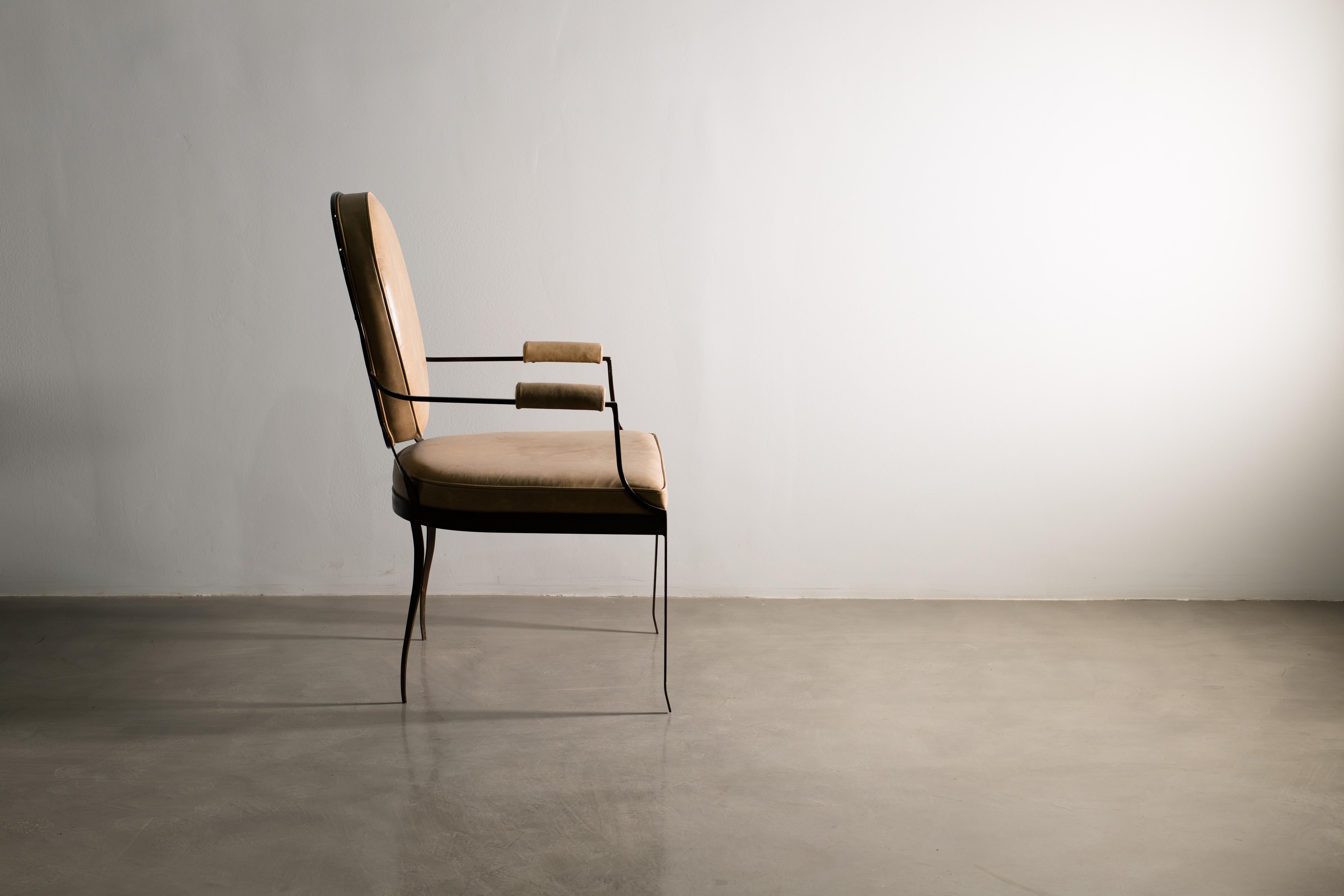 Handgeschmiedeter Stuhl aus Eisen und Leder von Costantini im Stil von Andre Arbus im Angebot 1