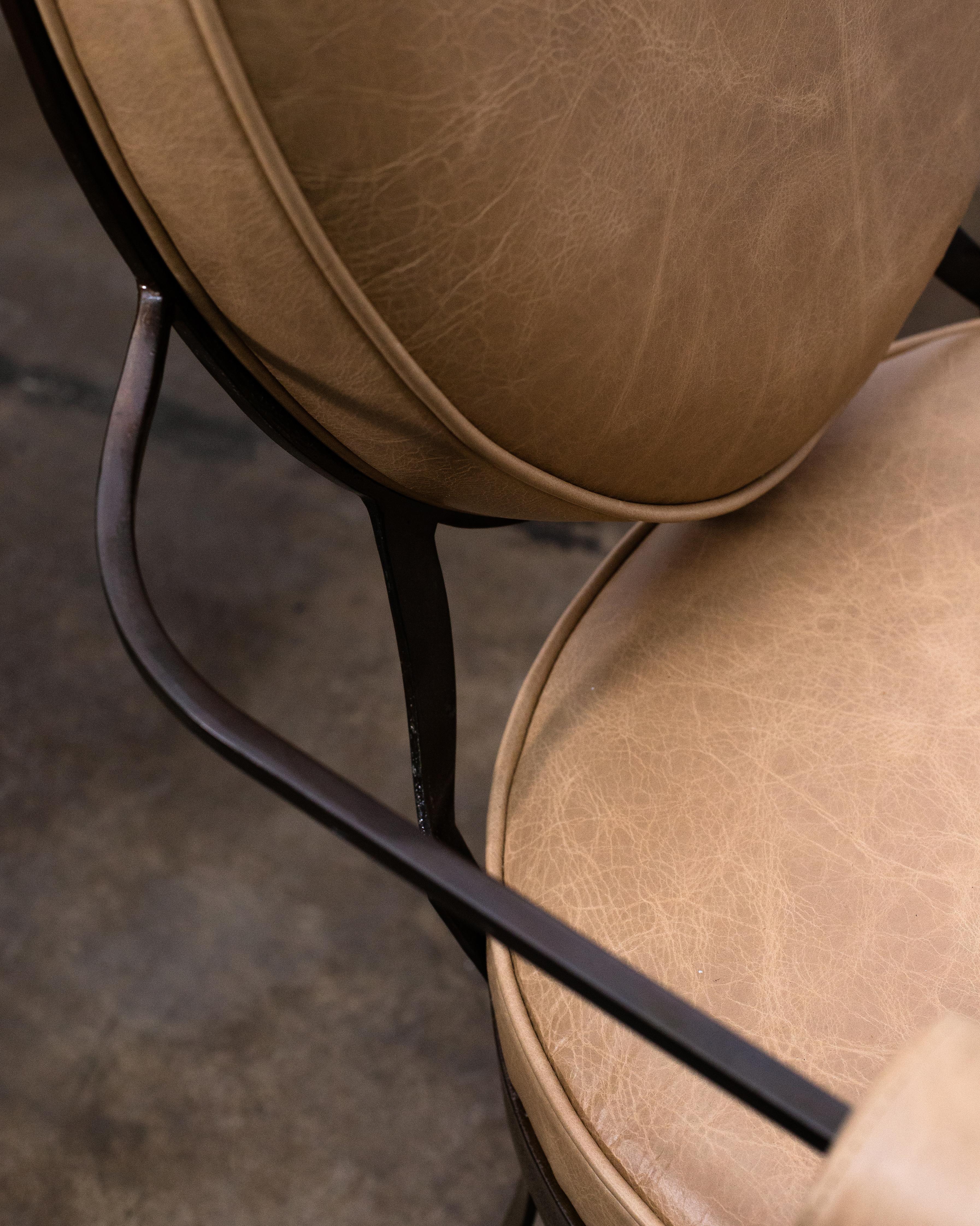 Handgeschmiedeter Stuhl aus Eisen und Leder von Costantini im Stil von Andre Arbus im Angebot 3