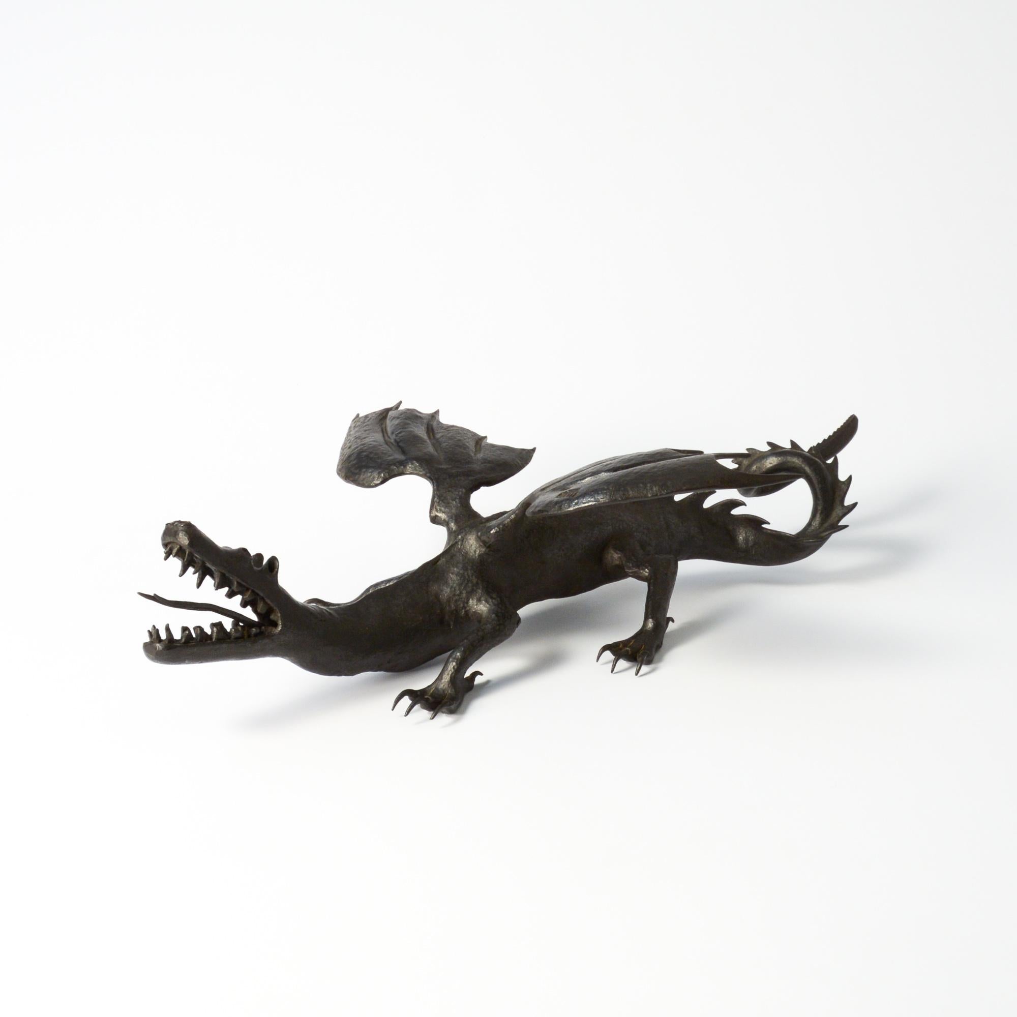 Cette sculpture de dragon a été réalisée en fer forgé à la main.

Il s'agit véritablement d'un exemple exquis de l'artisanat des forgerons des années 1950. L'aile porte la signature 