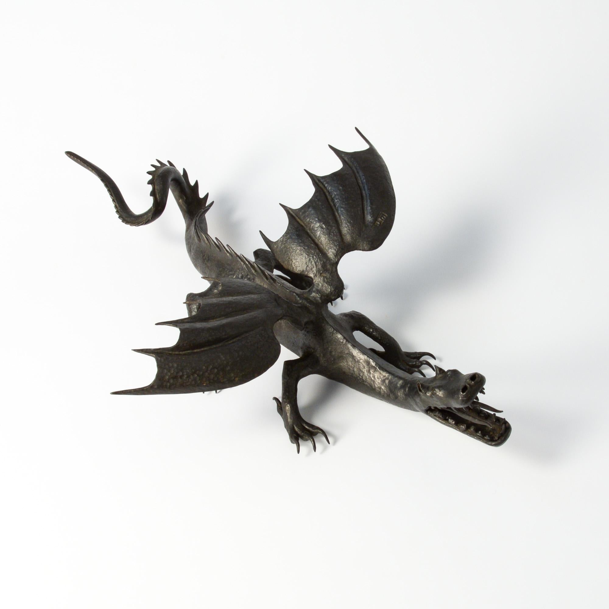 Belge Sculpture de dragon en fer forgé à la main en vente