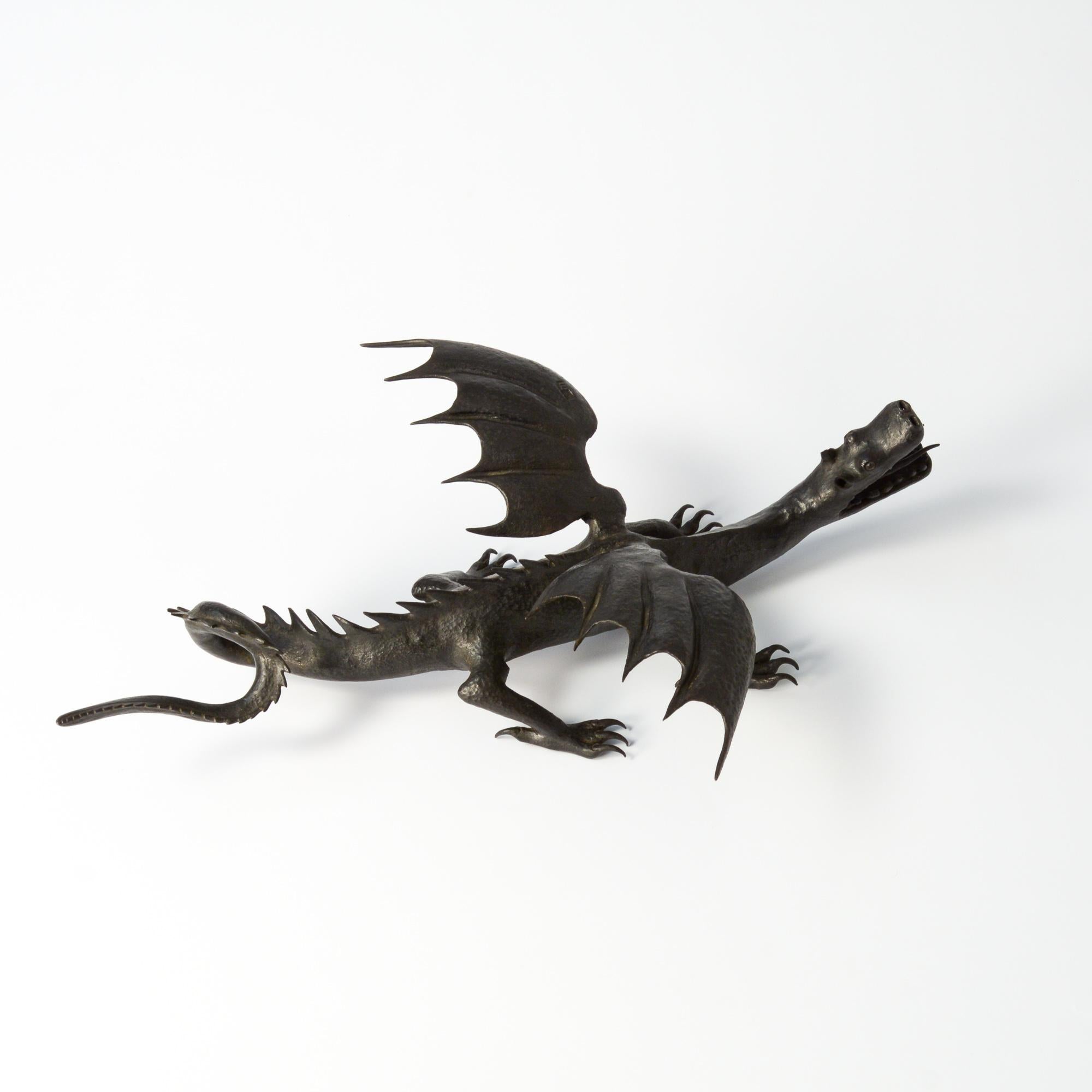 Forgé Sculpture de dragon en fer forgé à la main en vente