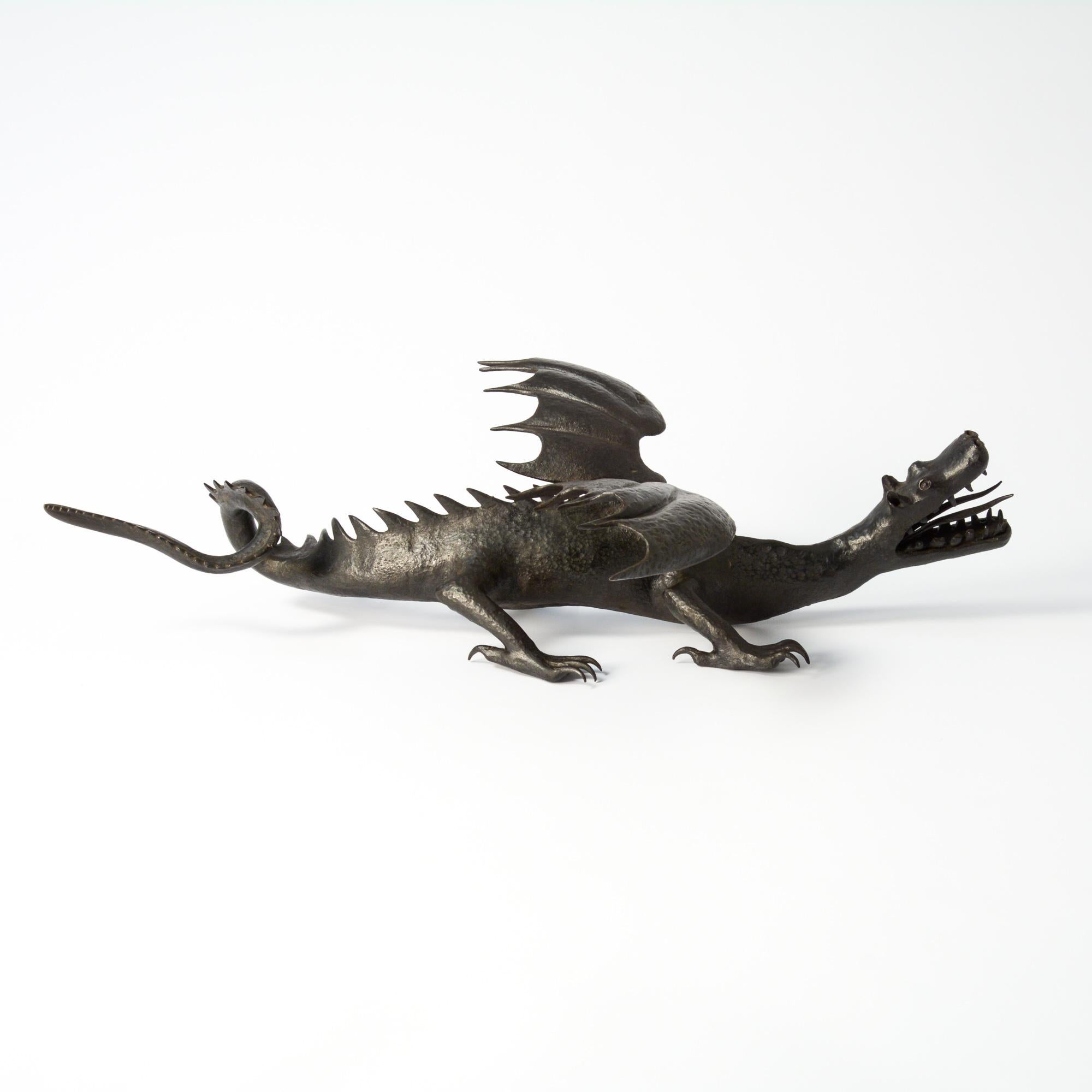 Milieu du XXe siècle Sculpture de dragon en fer forgé à la main en vente