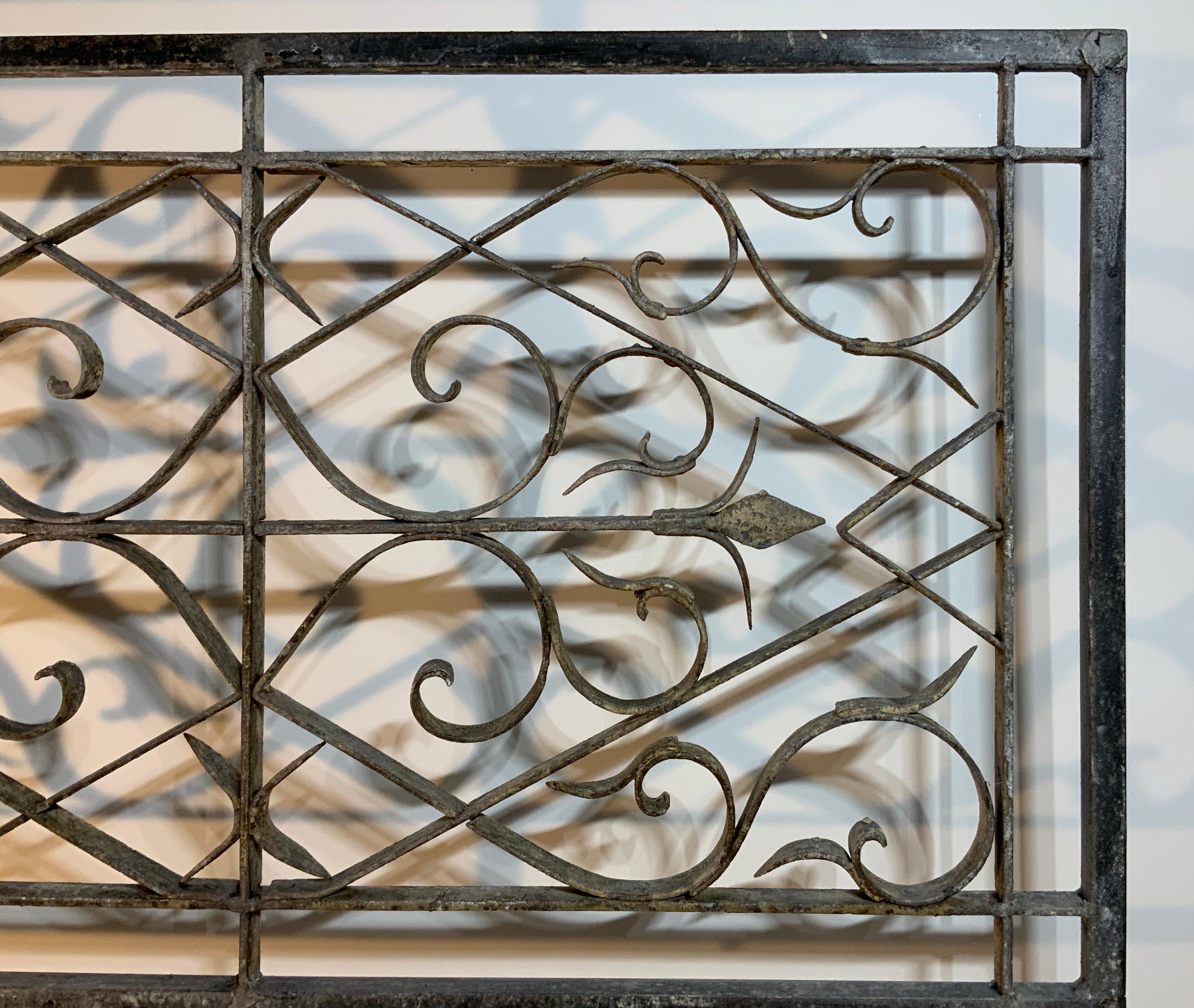 Elegant fireplace screen made of wrought iron geometric motif, very nice patina.
Great decorative fireplace screen.