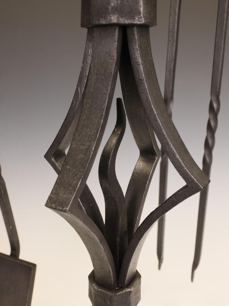 20ième siècle Ensemble de compagnons de feu en fer forgé à la main  Arts & Crafts / Début du 20e siècle en vente