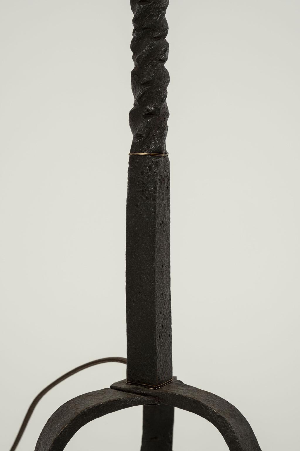 Stehlampe aus handgeschmiedetem Eisen (20. Jahrhundert) im Angebot