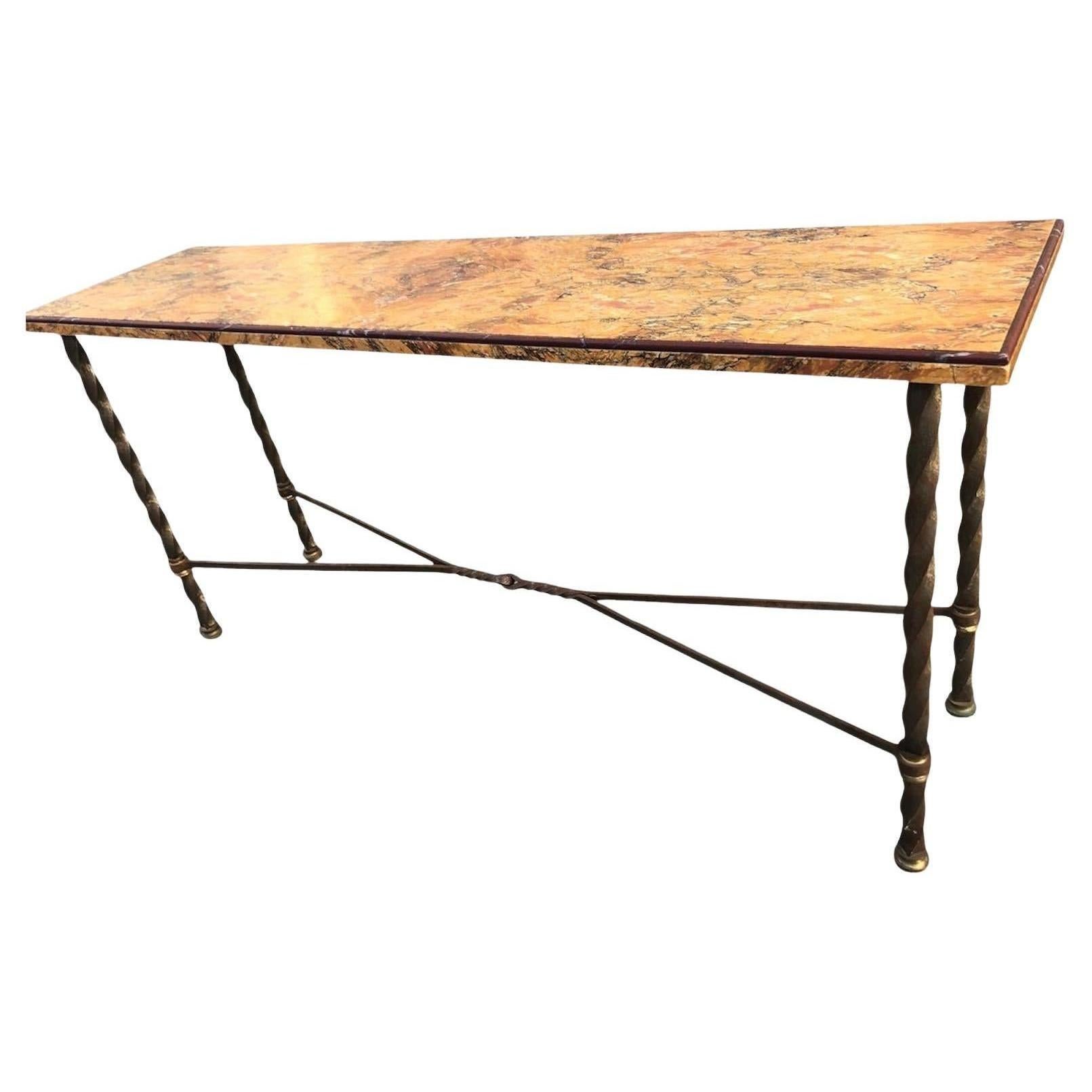 Esta consola italiana de los años 50 tiene un tablero de mármol ricamente veteado y una base de hierro forjado a mano con patas retorcidas, que recuerda el estilo icónico de Diego Giacometti. Elegante y escultural, aporta carácter atemporal y