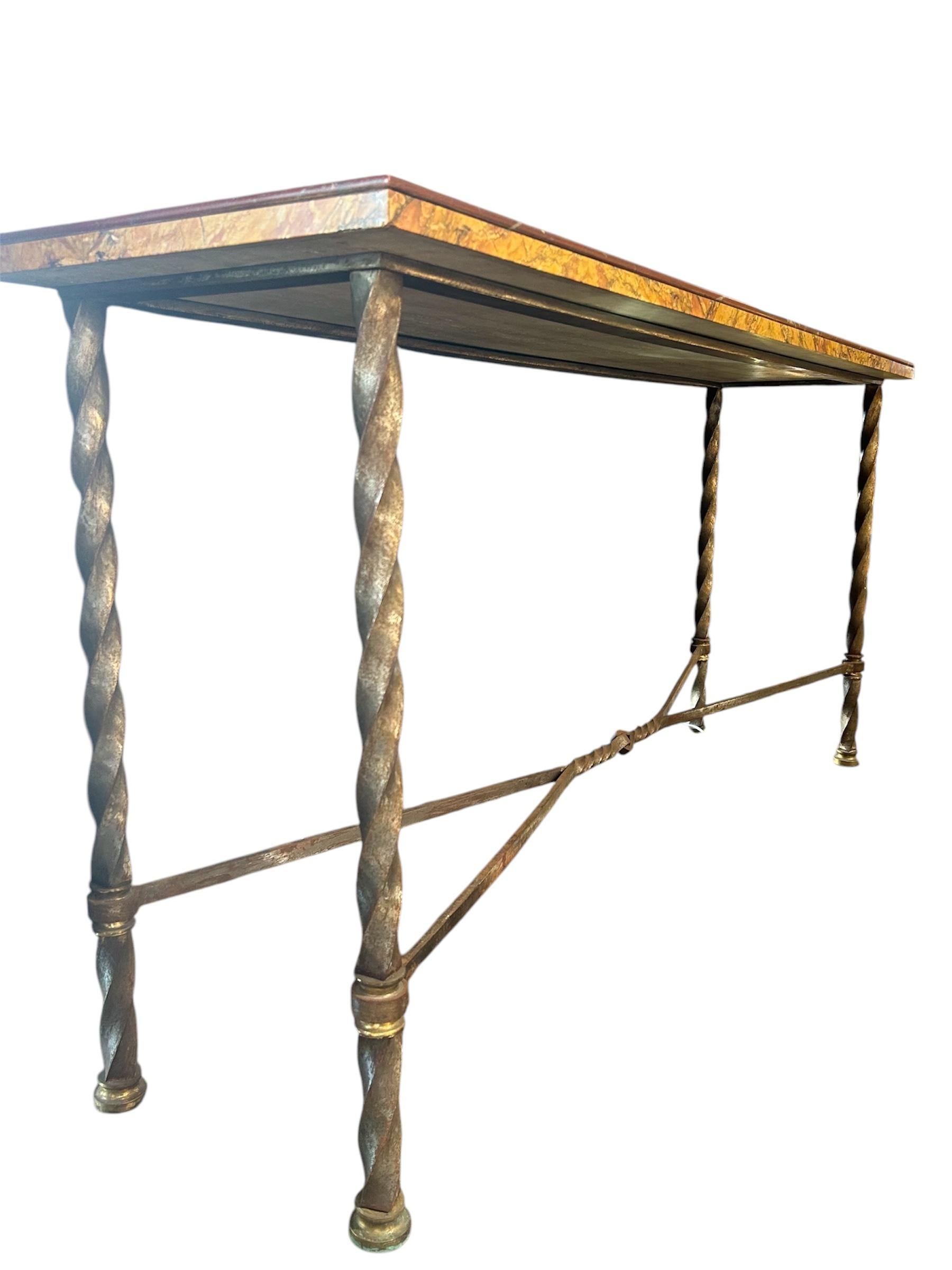 Mesa consola de hierro forjado a mano y mármol, Italia Años 50 Brutalista en venta