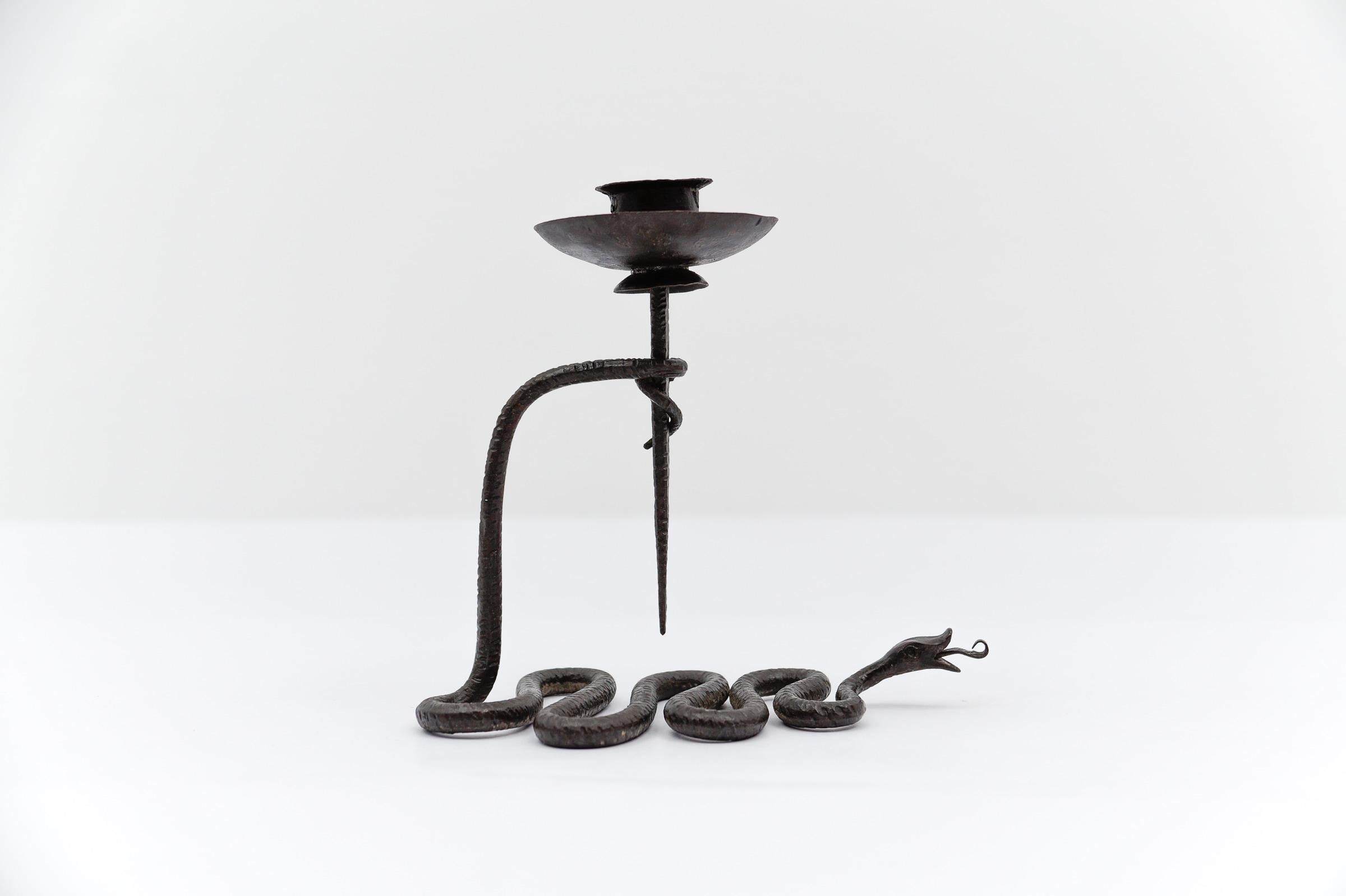 Mid-Century moderno Portacandele scultura in ferro forgiato a mano con design sanke, anni '60 in vendita