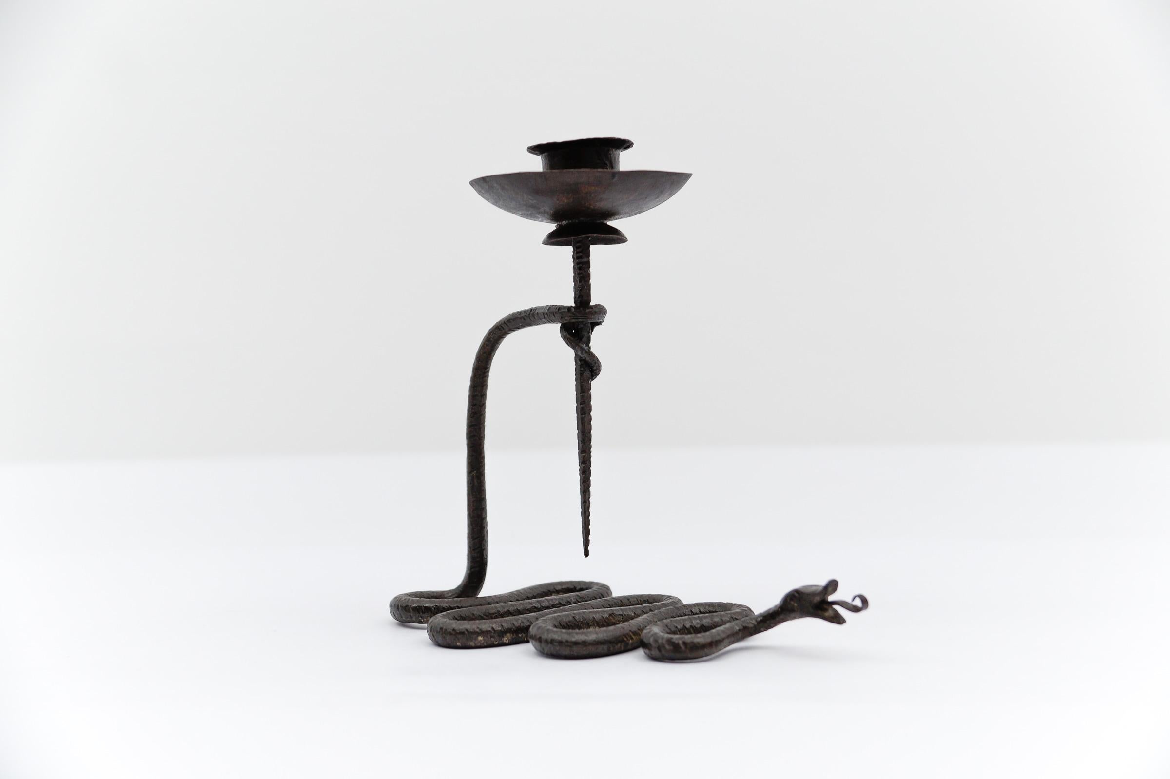 Austriaco Portacandele scultura in ferro forgiato a mano con design sanke, anni '60 in vendita