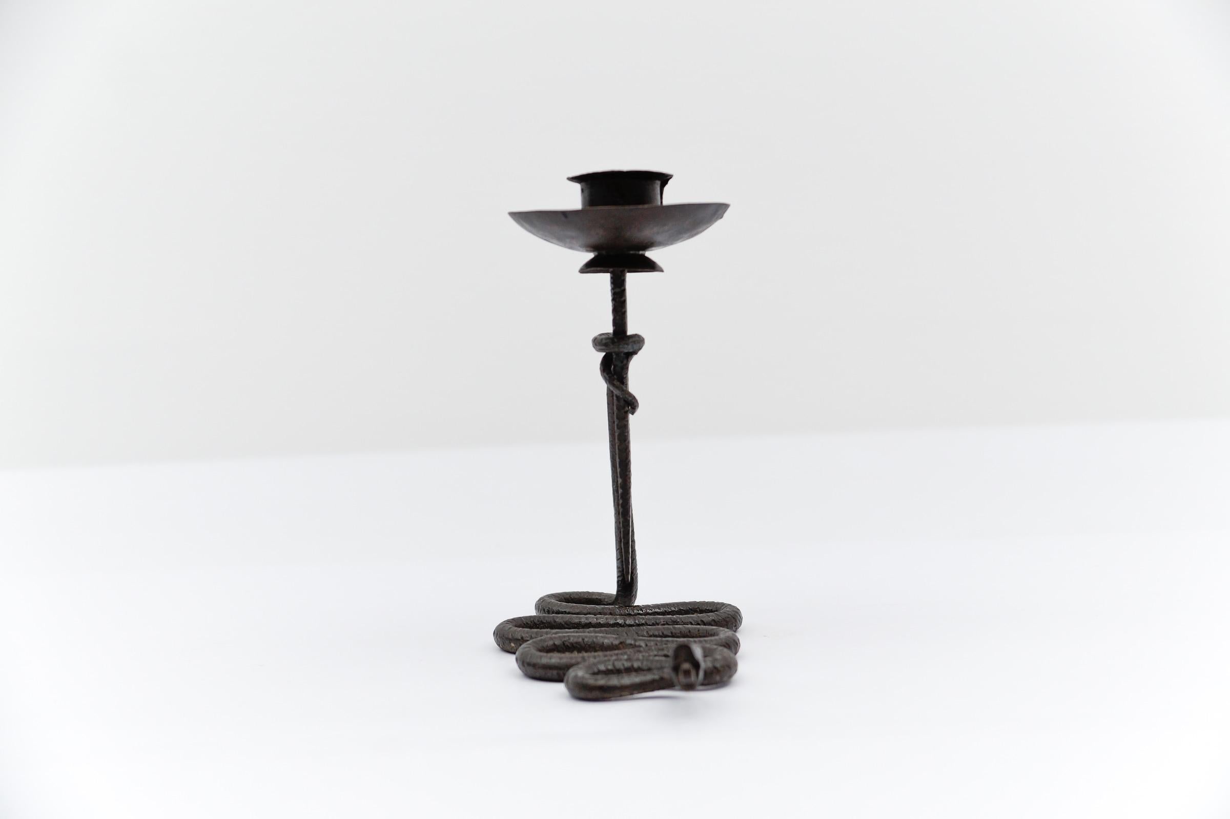 Fatto a mano Portacandele scultura in ferro forgiato a mano con design sanke, anni '60 in vendita