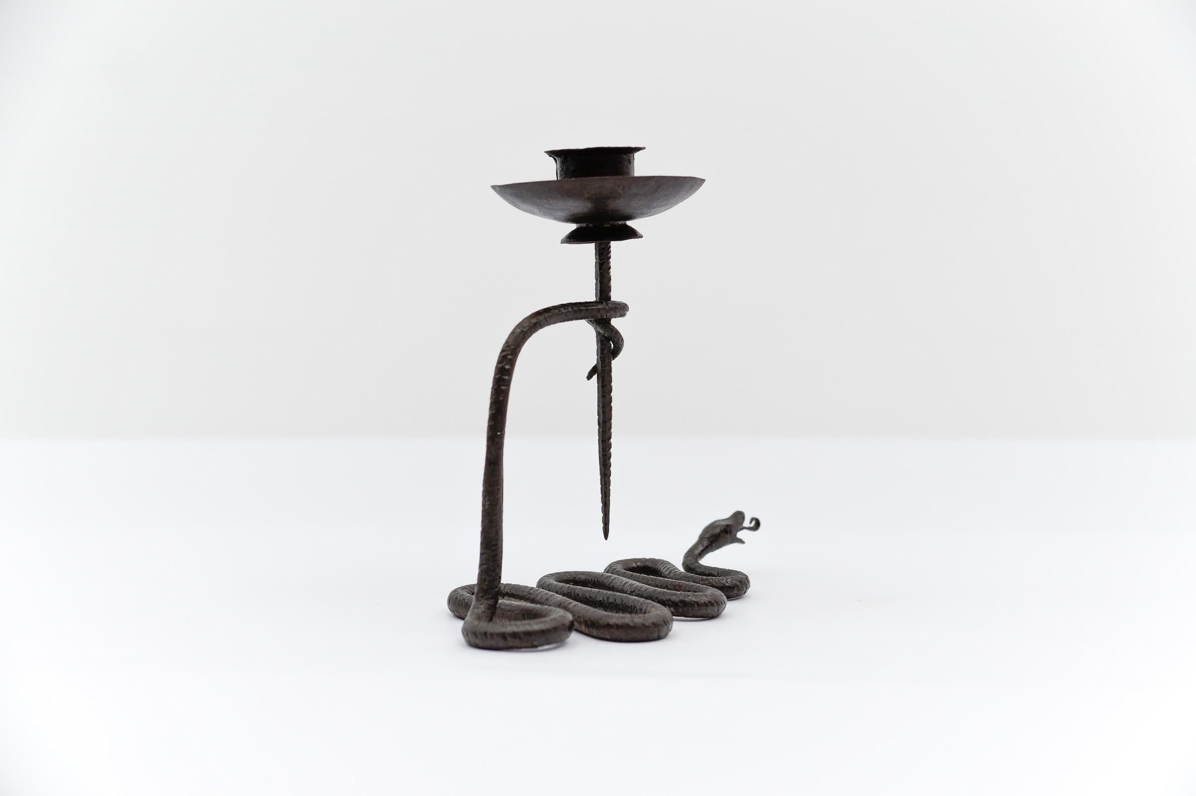 Metà XX secolo Portacandele scultura in ferro forgiato a mano con design sanke, anni '60 in vendita