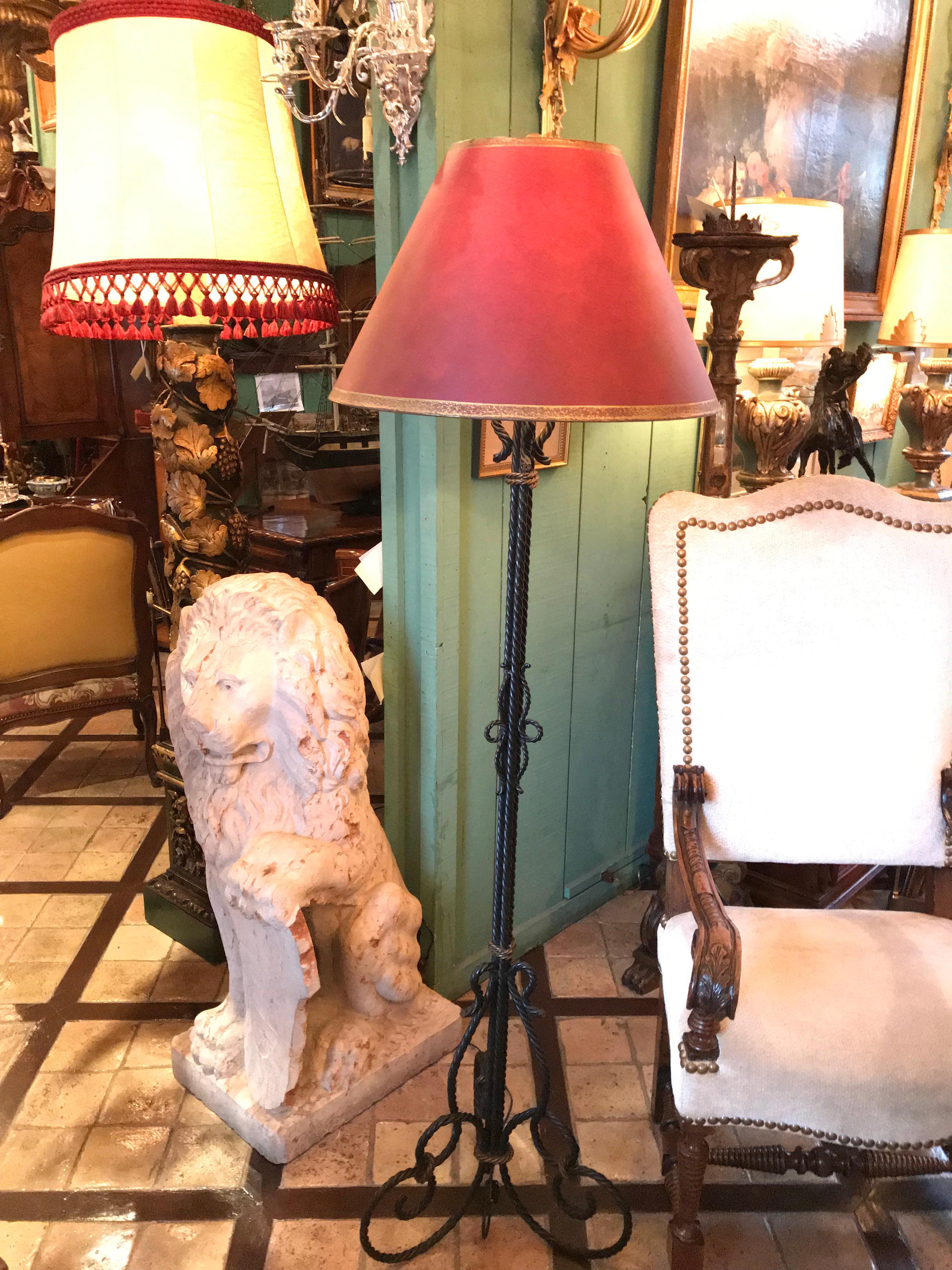 Handgefertigte handgefertigte Stehlampe aus geschmiedetem Eisen, weiches Licht mit Schirm, Antique Dealer LA (Vergoldet) im Angebot