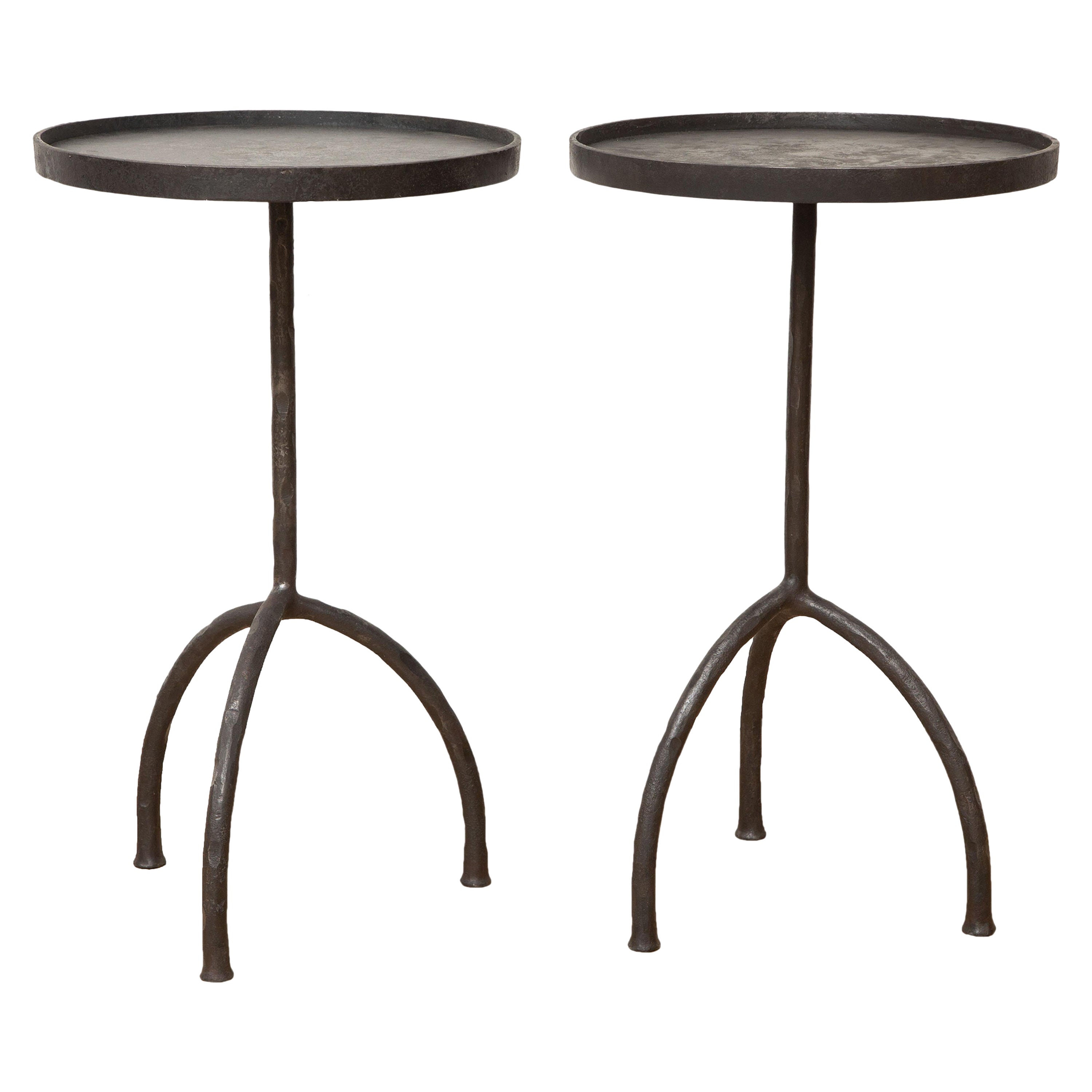 Paire de tables à martini françaises à trépied en fer forgé, fabriquées en atelier, avec une patine bronze foncé en vente
