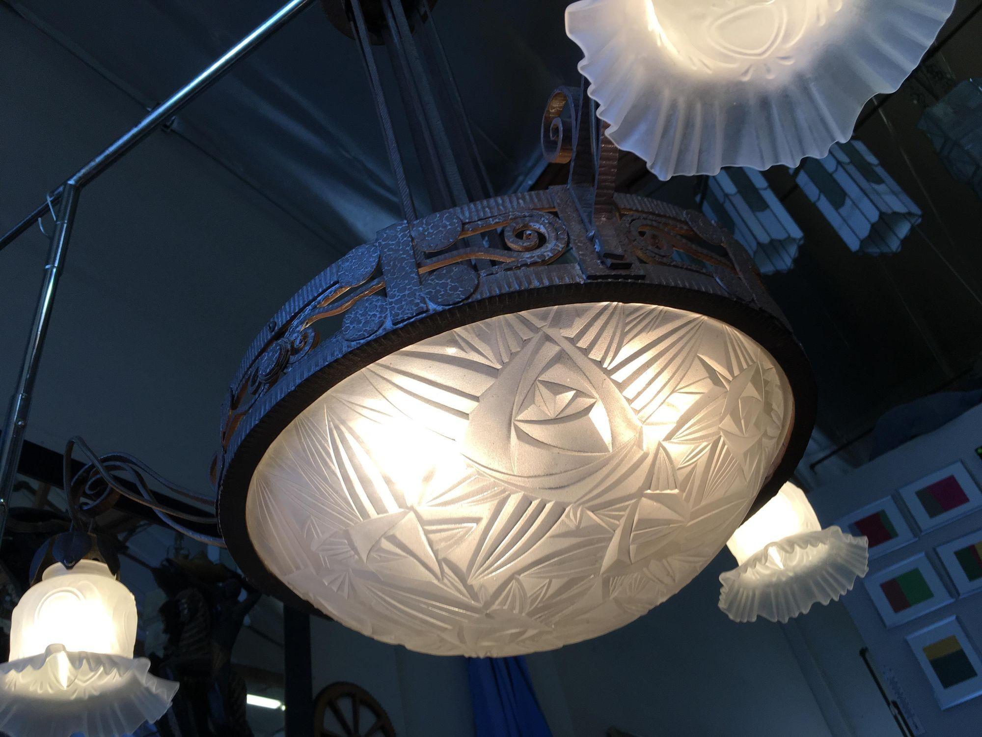 Araña estilo Misión forjada a mano con pantallas de cristal tallado Siglo XXI y contemporáneo en venta