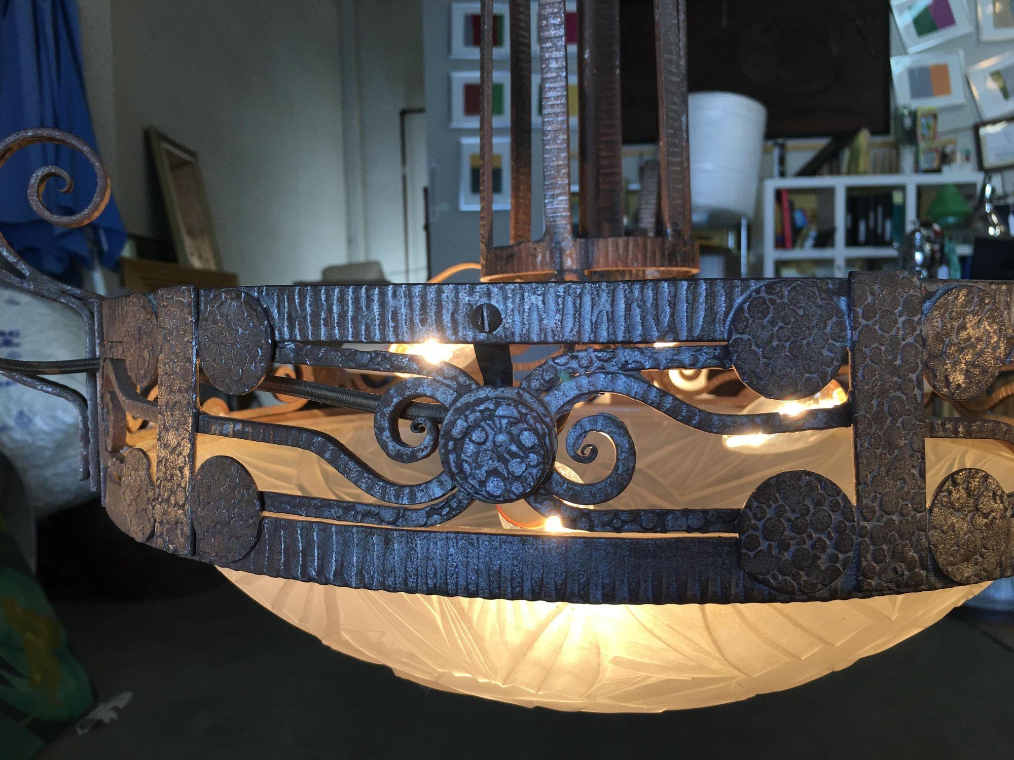 Araña estilo Misión forjada a mano con pantallas de cristal tallado Hierro en venta