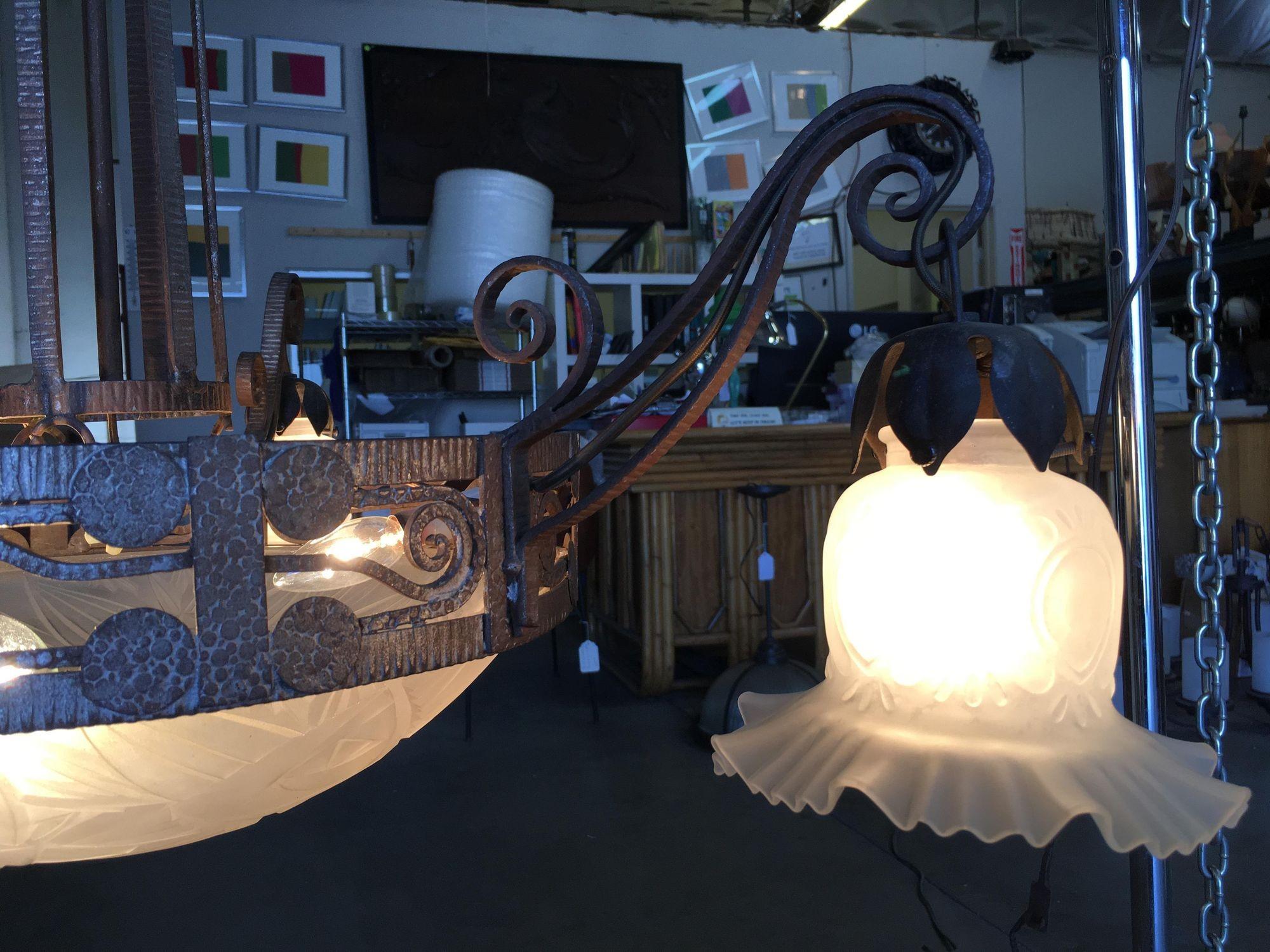 Araña estilo Misión forjada a mano con pantallas de cristal tallado en venta 1