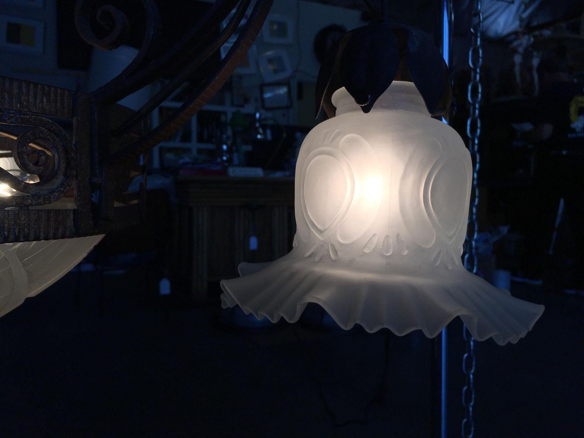 Araña estilo Misión forjada a mano con pantallas de cristal tallado en venta 2