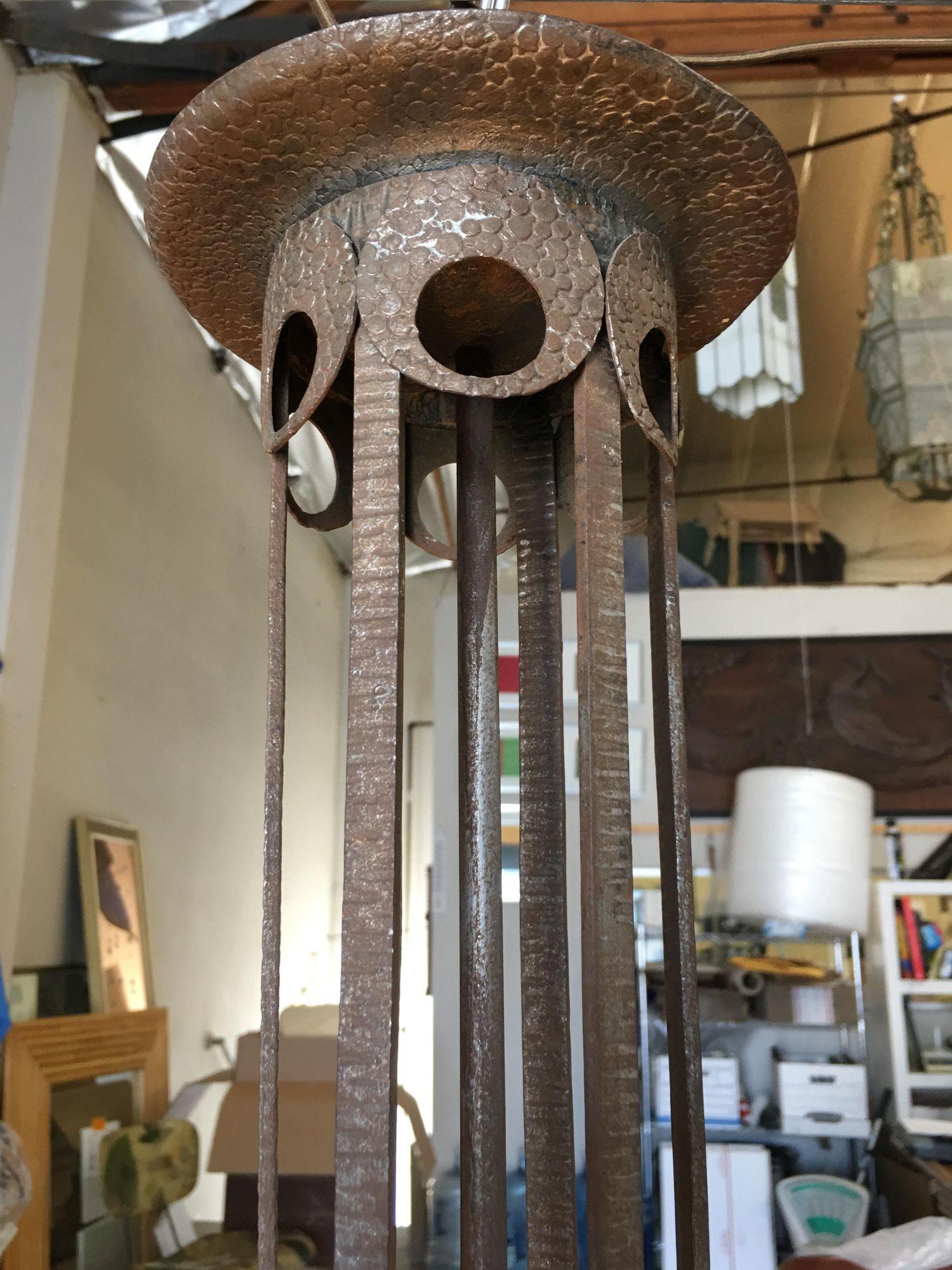 Araña estilo Misión forjada a mano con pantallas de cristal tallado en venta 3