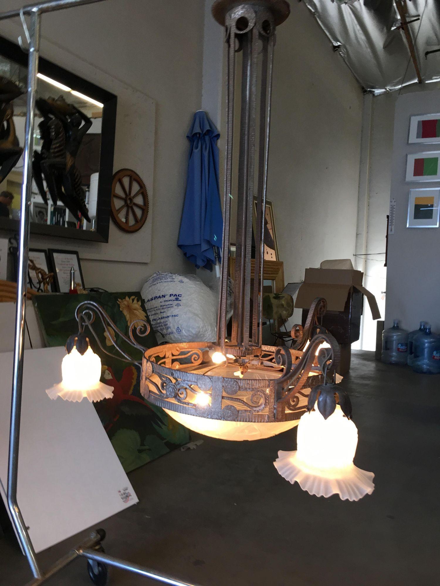 Araña estilo Misión forjada a mano con pantallas de cristal tallado en venta 4