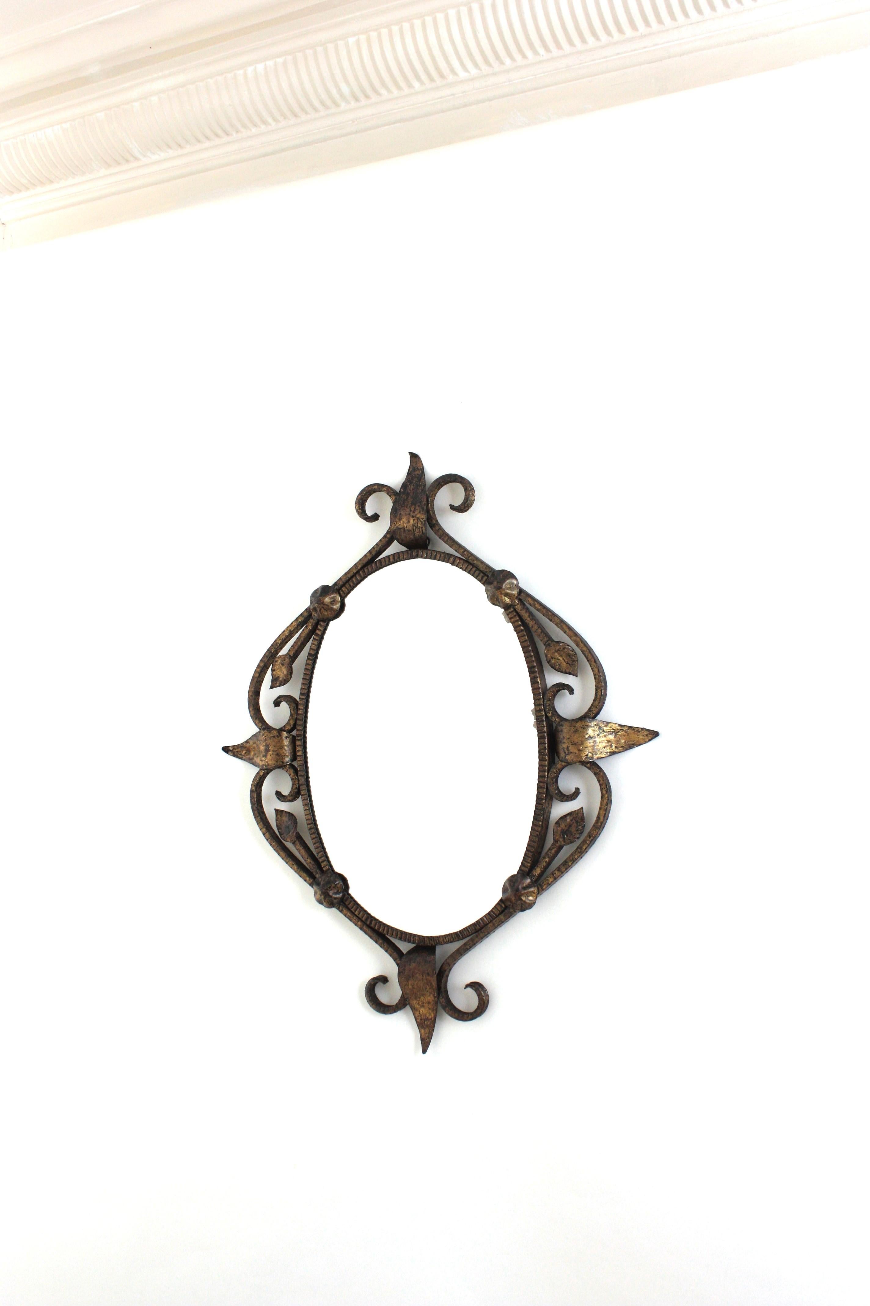 Miroir mural ovale en fer doré forgé à la main, France, années 1940 en vente 4