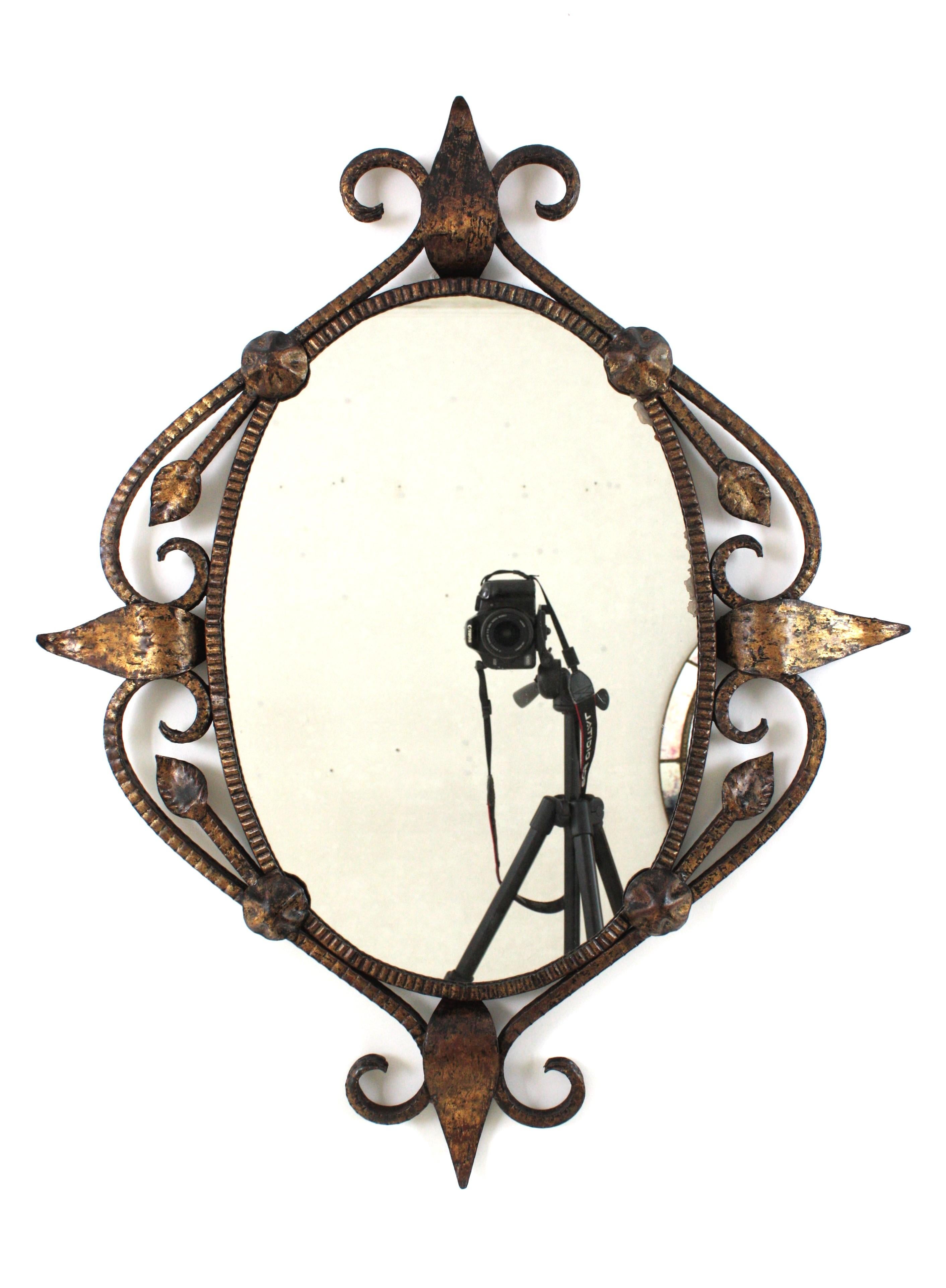 Miroir mural néoclassique français, fer doré
France, années 1940
Superbe miroir ovale en fer forgé doré avec des détails de volutes et de feuilles accentuant le cadre.
Ce miroir mural a été fabriqué à l'époque de l'Art déco avec une inspiration