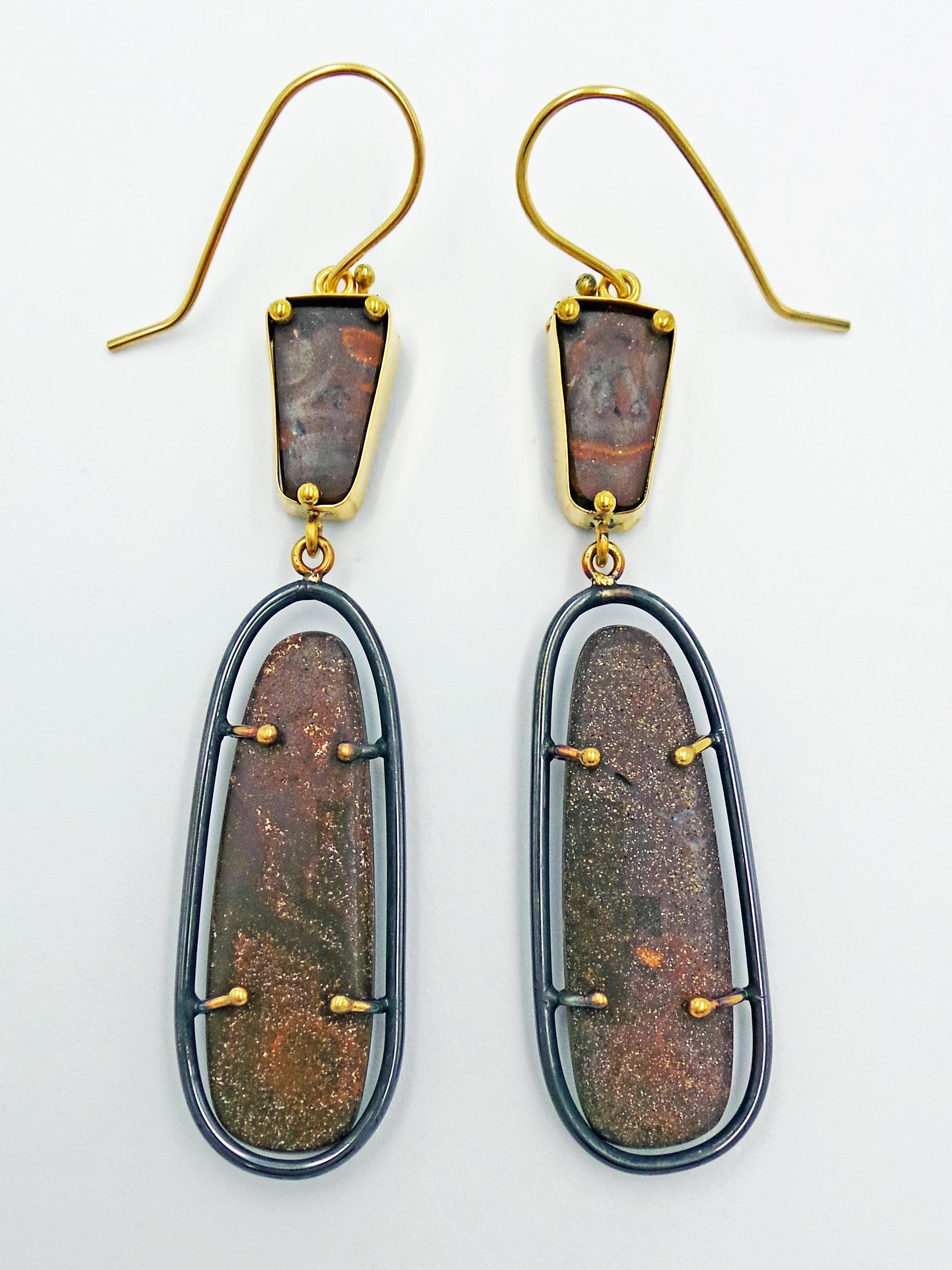 Australischer australischer Opal, handgeschmiedete Ohrringe aus oxidiertem Silber und 22 Karat Gold (Zeitgenössisch) im Angebot