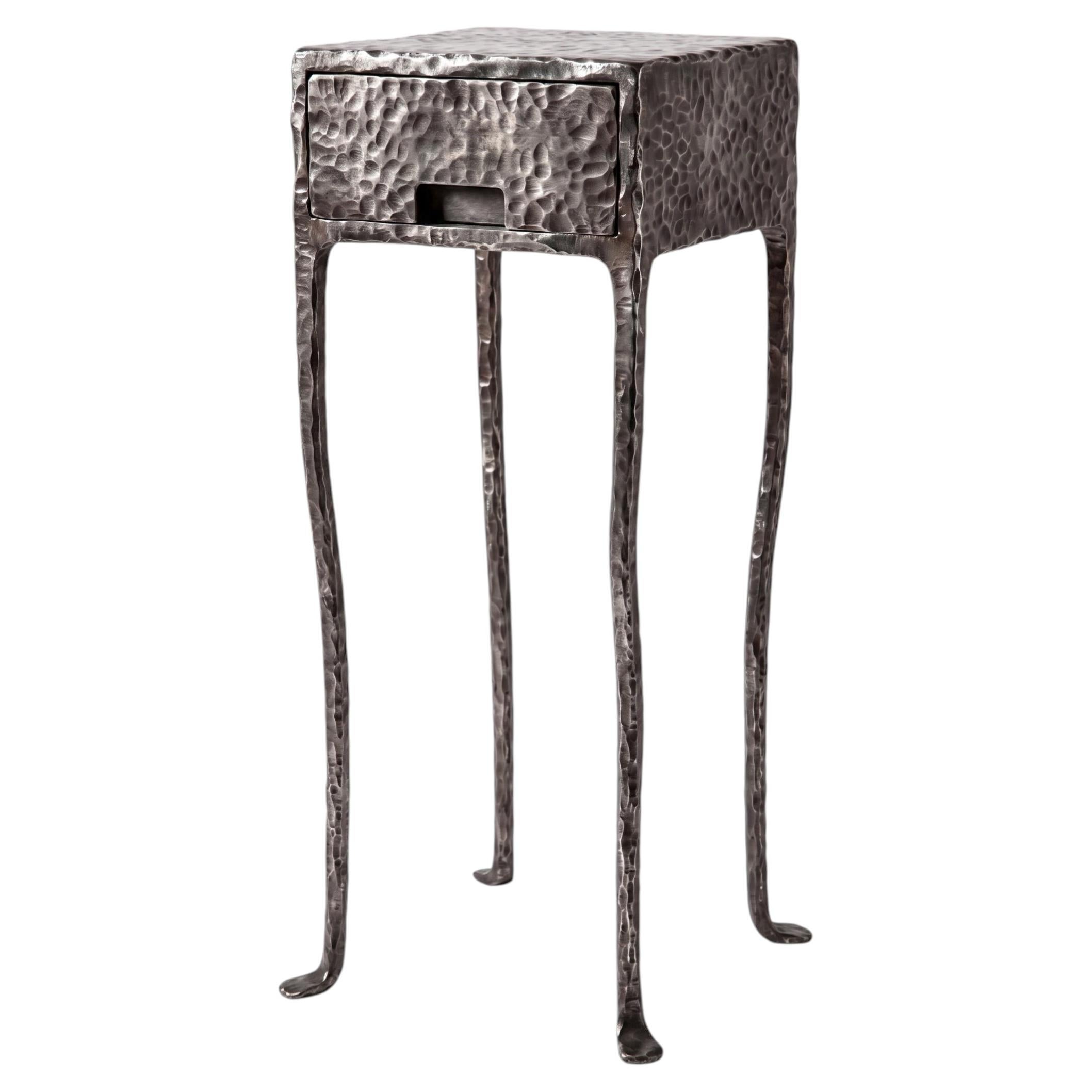 Handgeschmiedeter Konsolen-Beistelltisch aus patiniertem Stahl  Handgehämmert, SVITANOK im Angebot