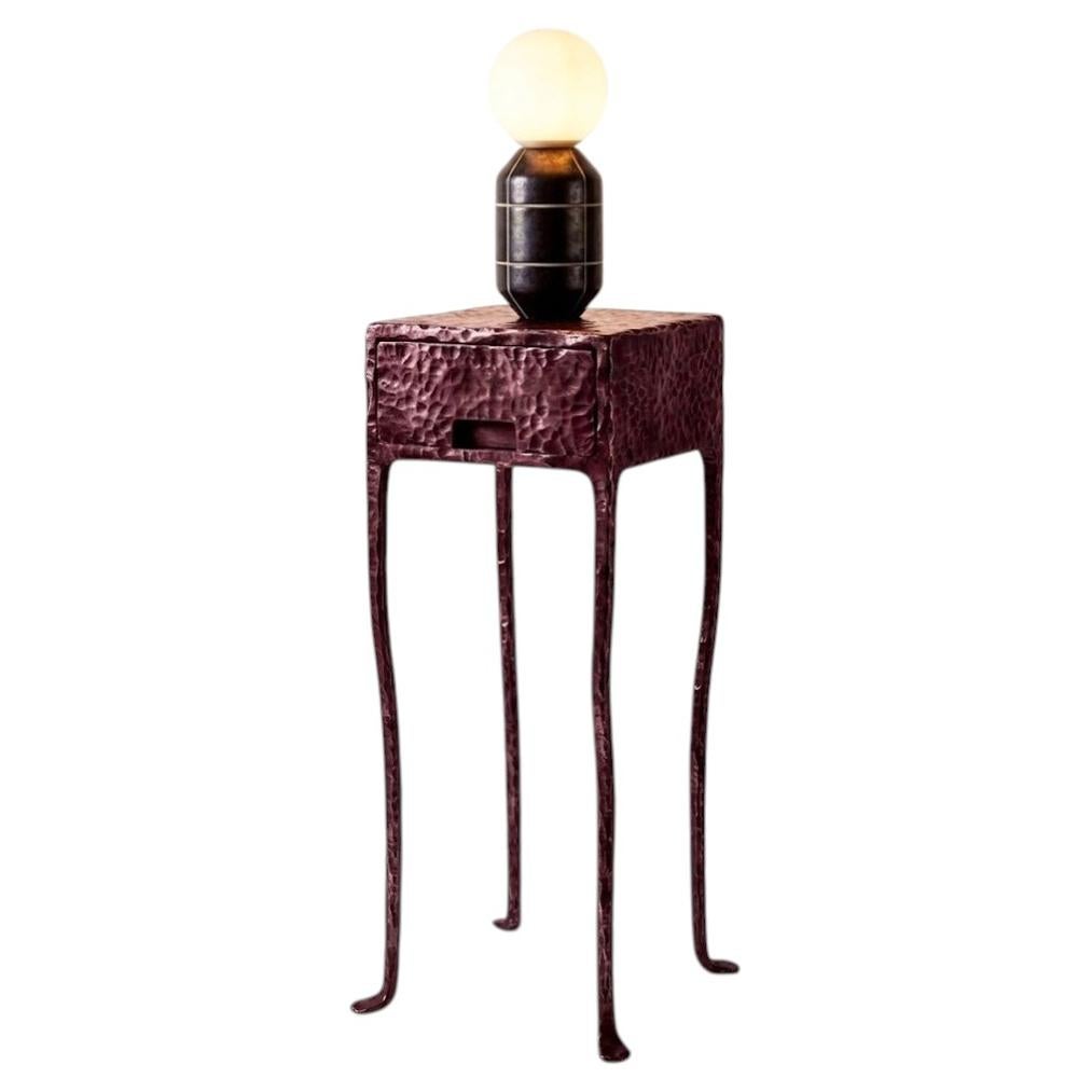 Ensemble composé d'une table d'appoint en acier patiné forgé à la main et d'une lampe en céramique fabriquée à la main en vente