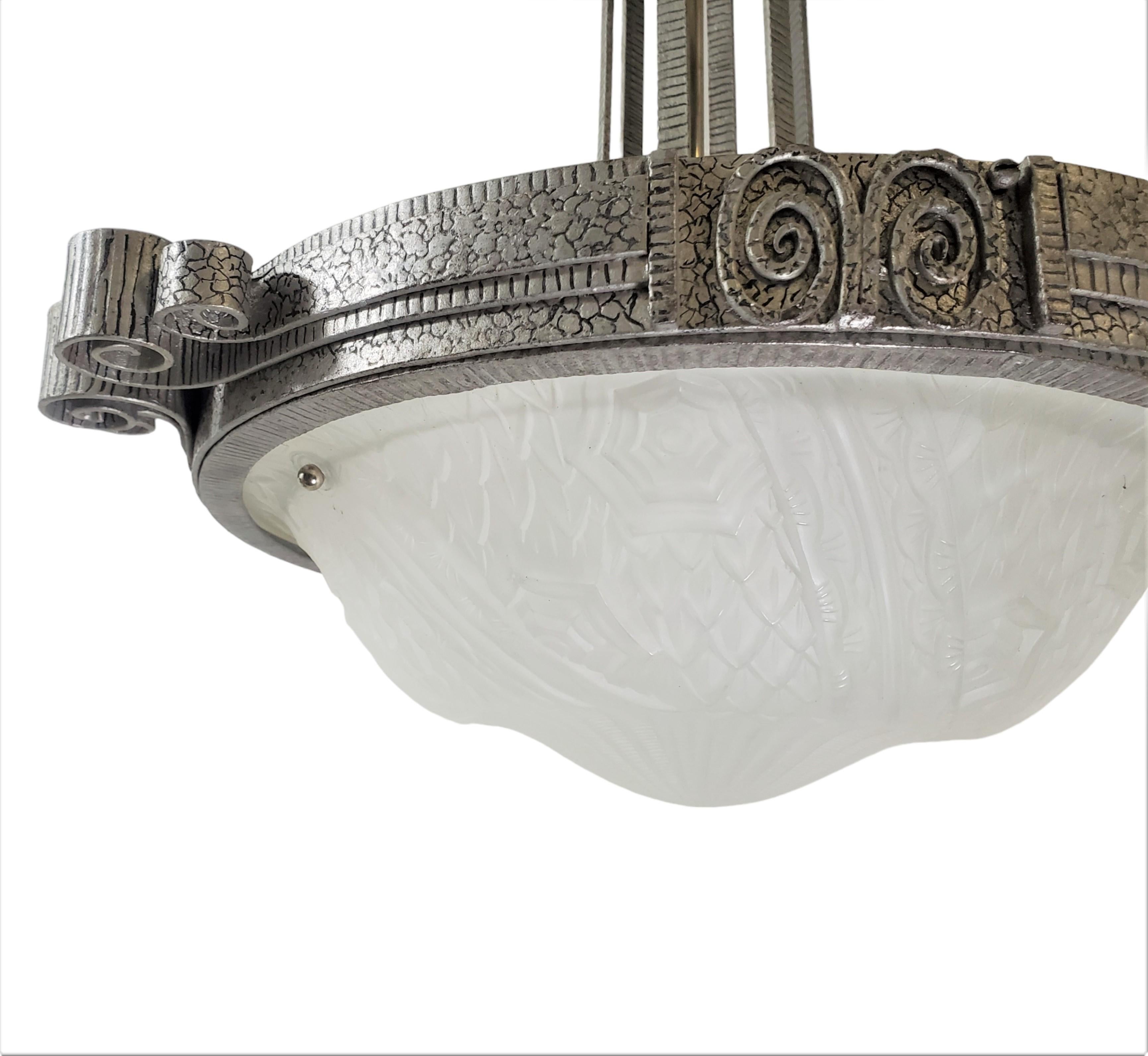 Lustre en fer et verre d'art forgé à la main, peint en argent, avec design en volute Schneider en vente 4