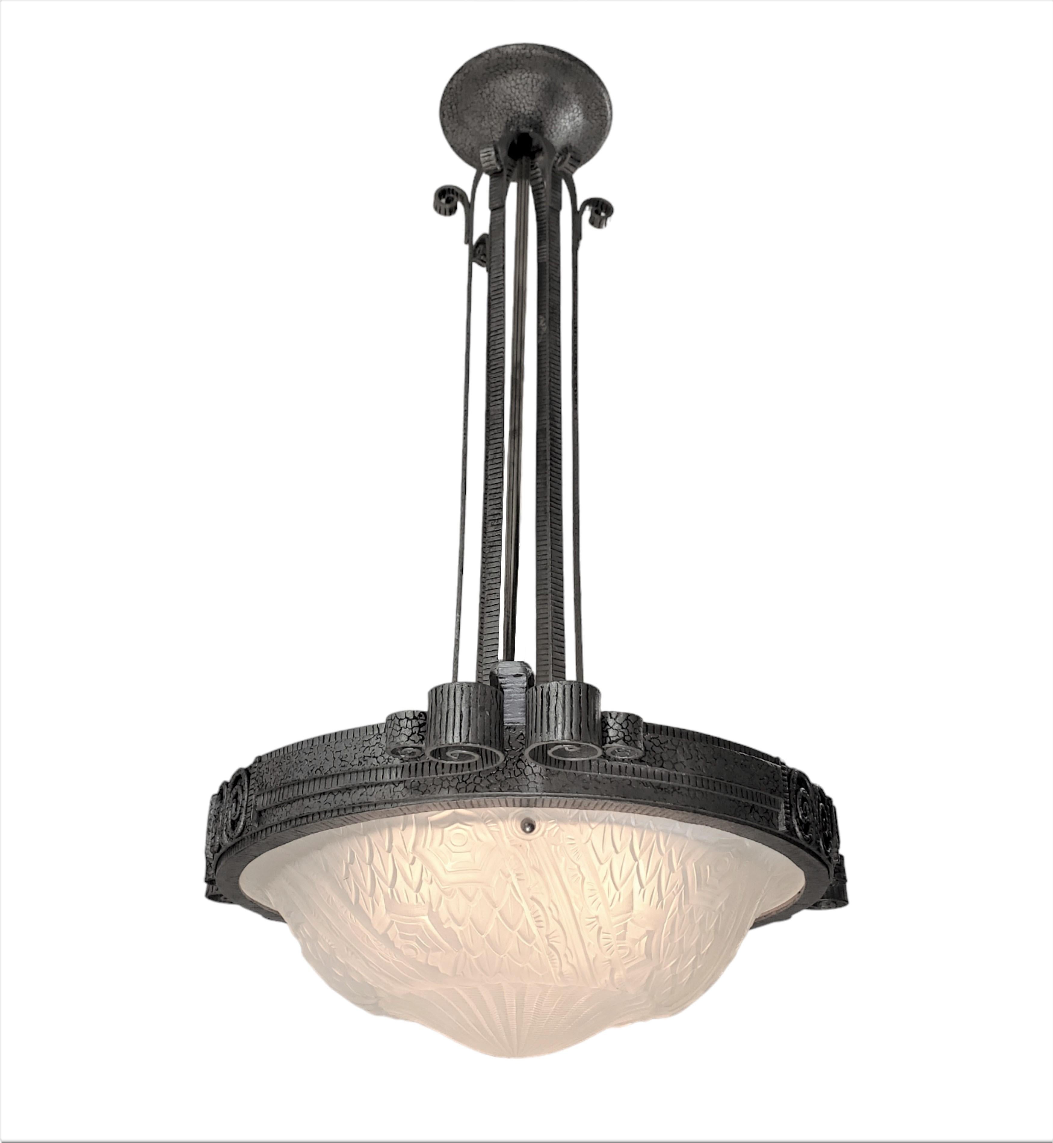 Lustre en fer et verre d'art forgé à la main, peint en argent, avec design en volute Schneider Bon état - En vente à New York City, NY