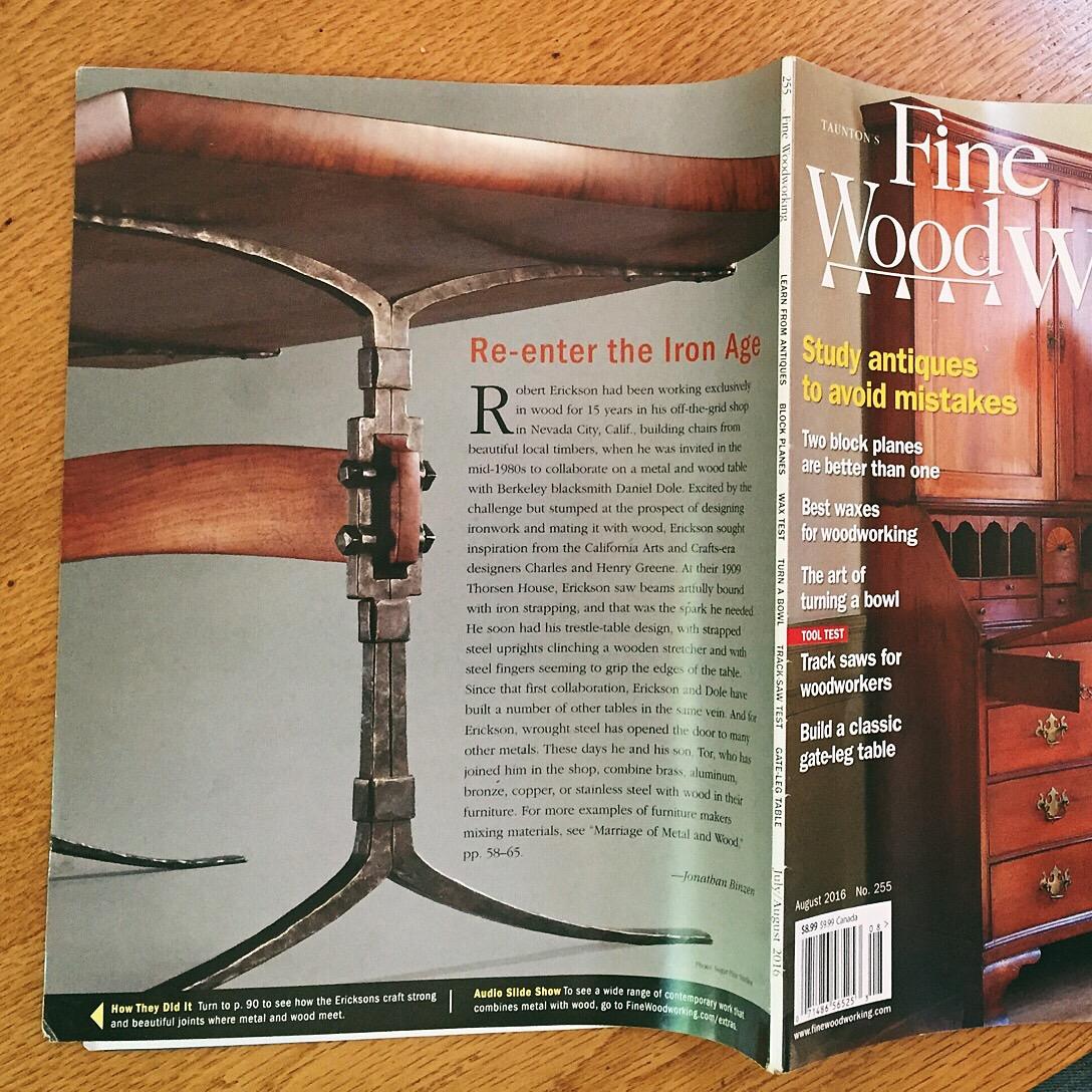 American Craftsman Table de salle à manger à tréteaux en acier et bois forgé à la main avec plateau en noyer de Californie. en vente