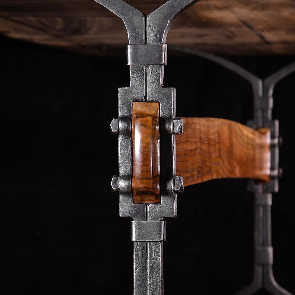 Américain Table de salle à manger à tréteaux en acier et bois forgé à la main avec plateau en noyer de Californie. en vente