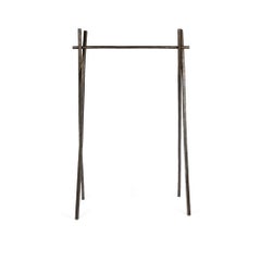 Porte-manteaux industriel suspendu en métal forgé et texturé à la main, en stock