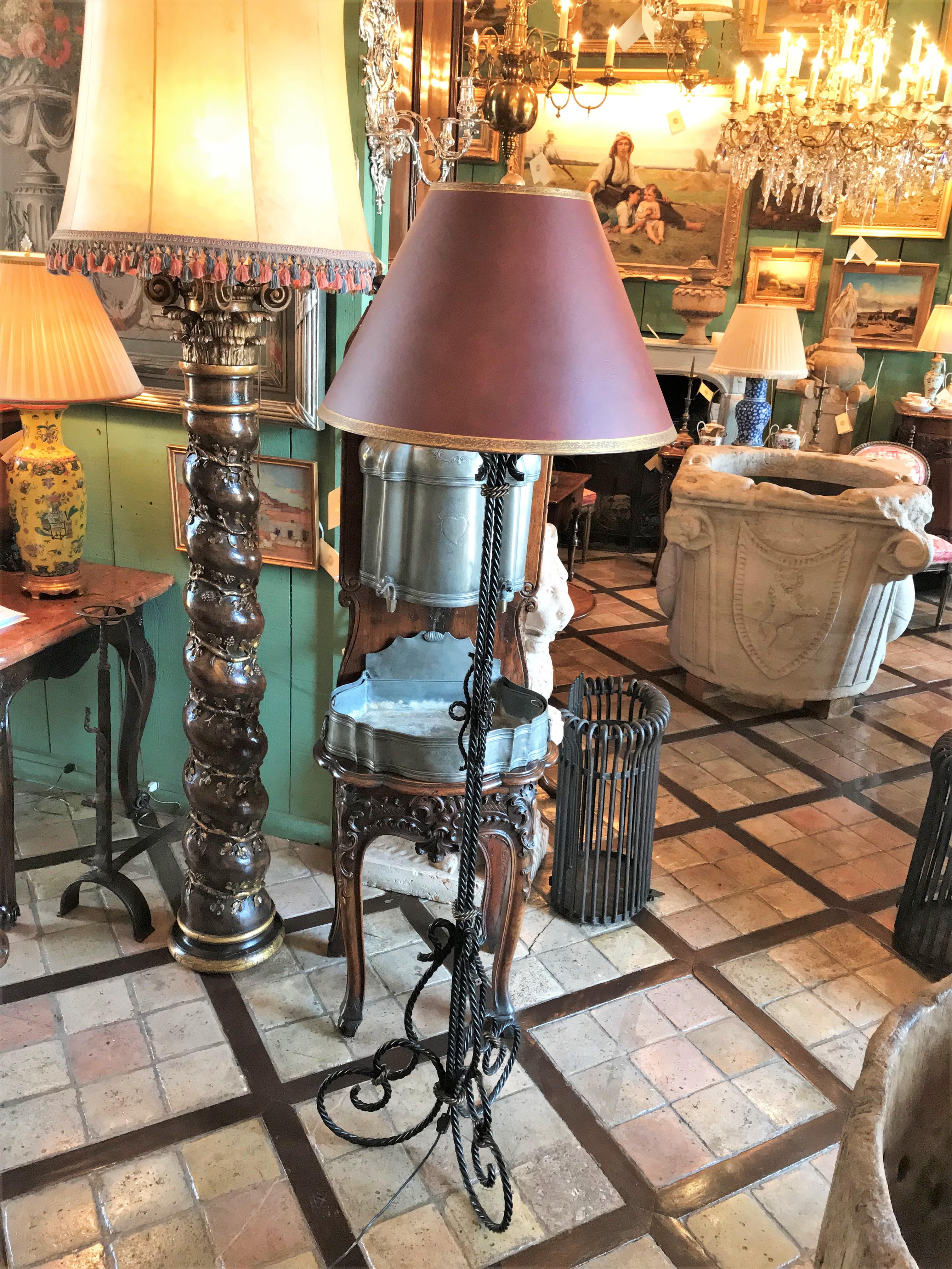 Handgefertigte handgefertigte Stehlampe aus geschmiedetem Eisen, weiches Licht mit Schirm, Antique Dealer LA im Angebot 4