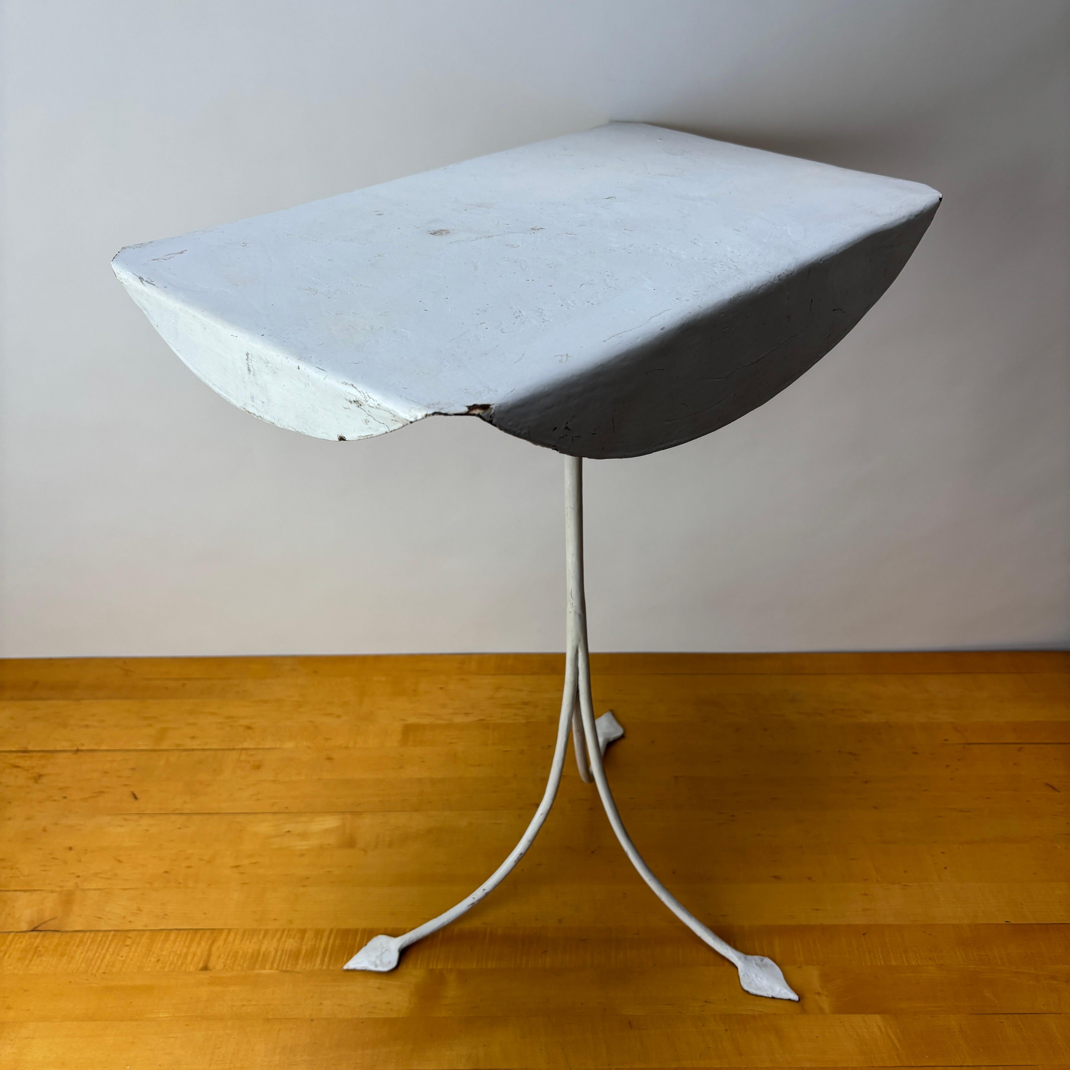 Mesa auxiliar Tri Pod forjada a mano con tablero drapeado de imitación de bois Blanco Artes y manualidades en venta