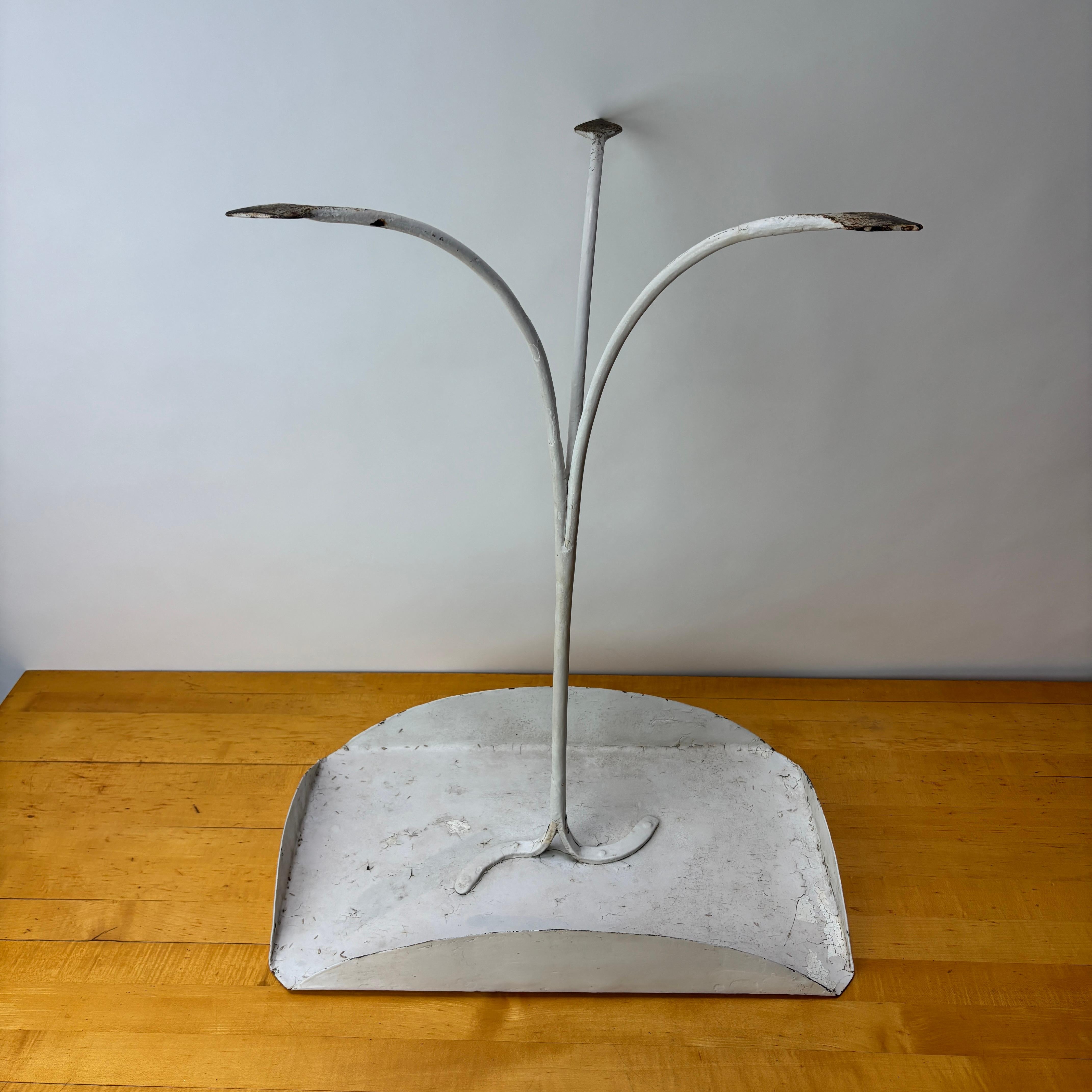 Mesa auxiliar Tri Pod forjada a mano con tablero drapeado de imitación de bois Blanco Estadounidense en venta