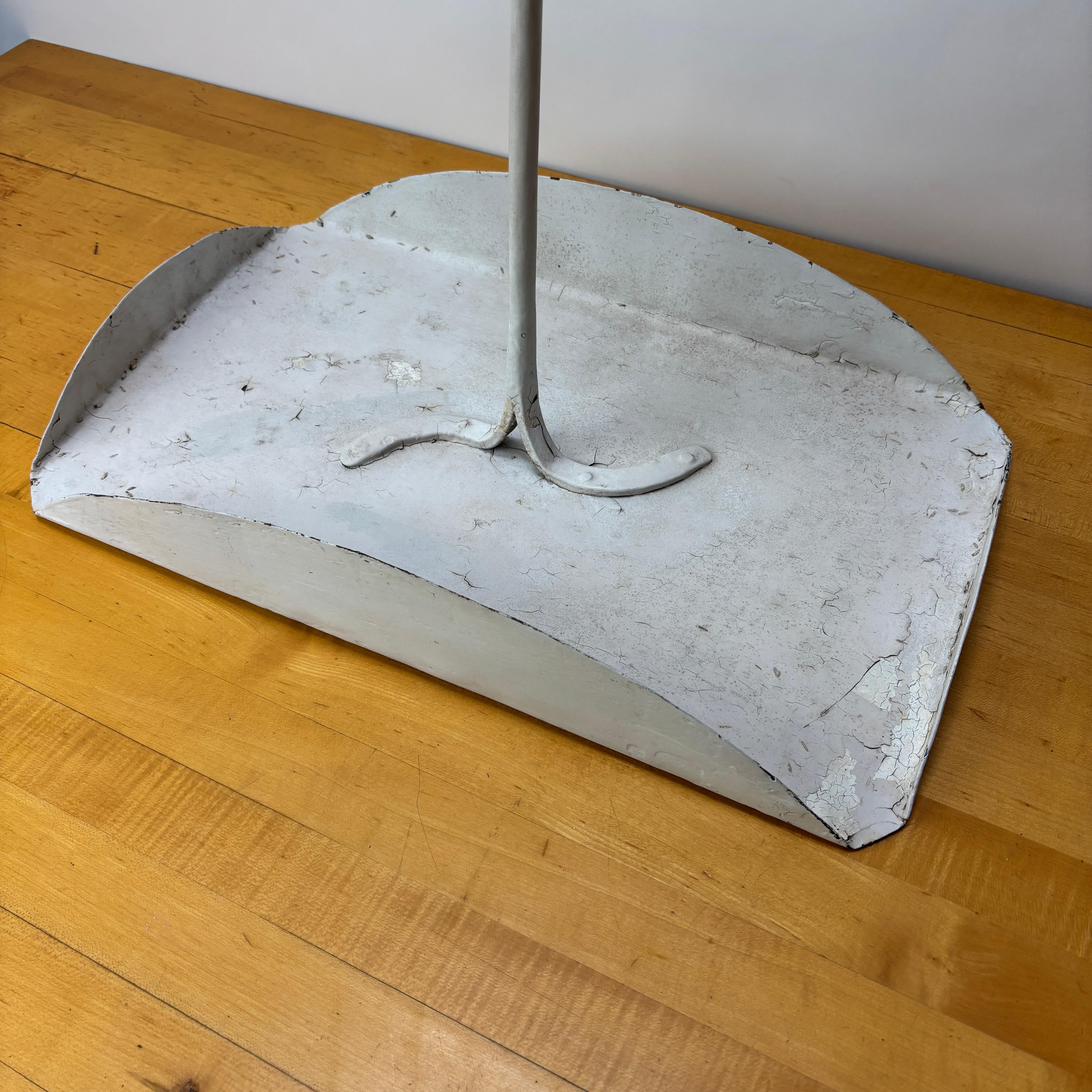 Mesa auxiliar Tri Pod forjada a mano con tablero drapeado de imitación de bois Blanco Forjado en venta