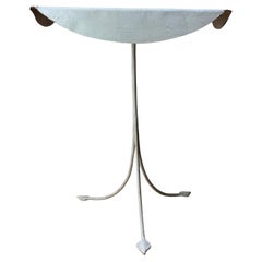 Table d'appoint Tri Pod forgée à la main avec plateau drapé en faux bois blanc