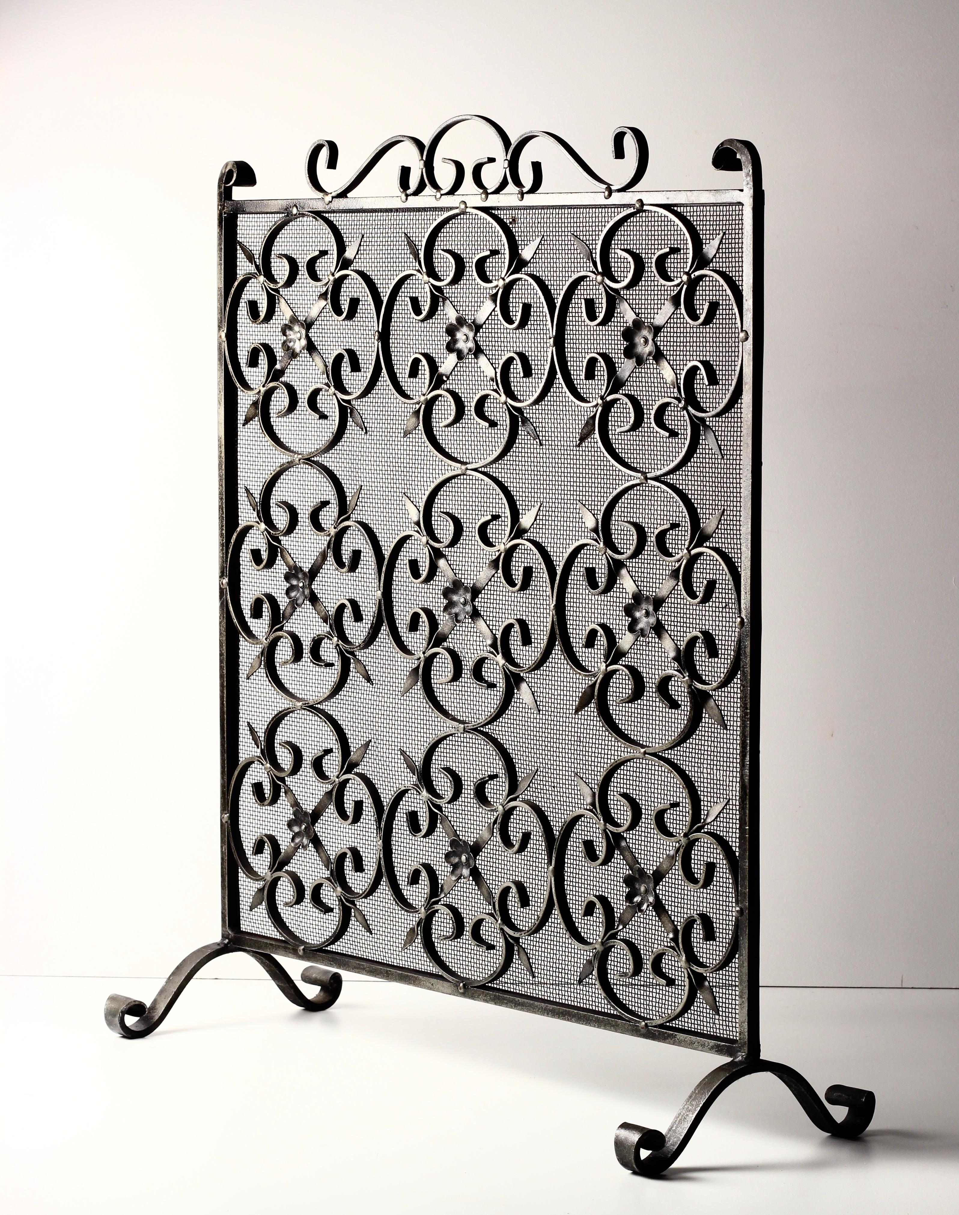 Hand forged Victorian gothic revival fire screen/spark guard late 19th Century For Sale 5