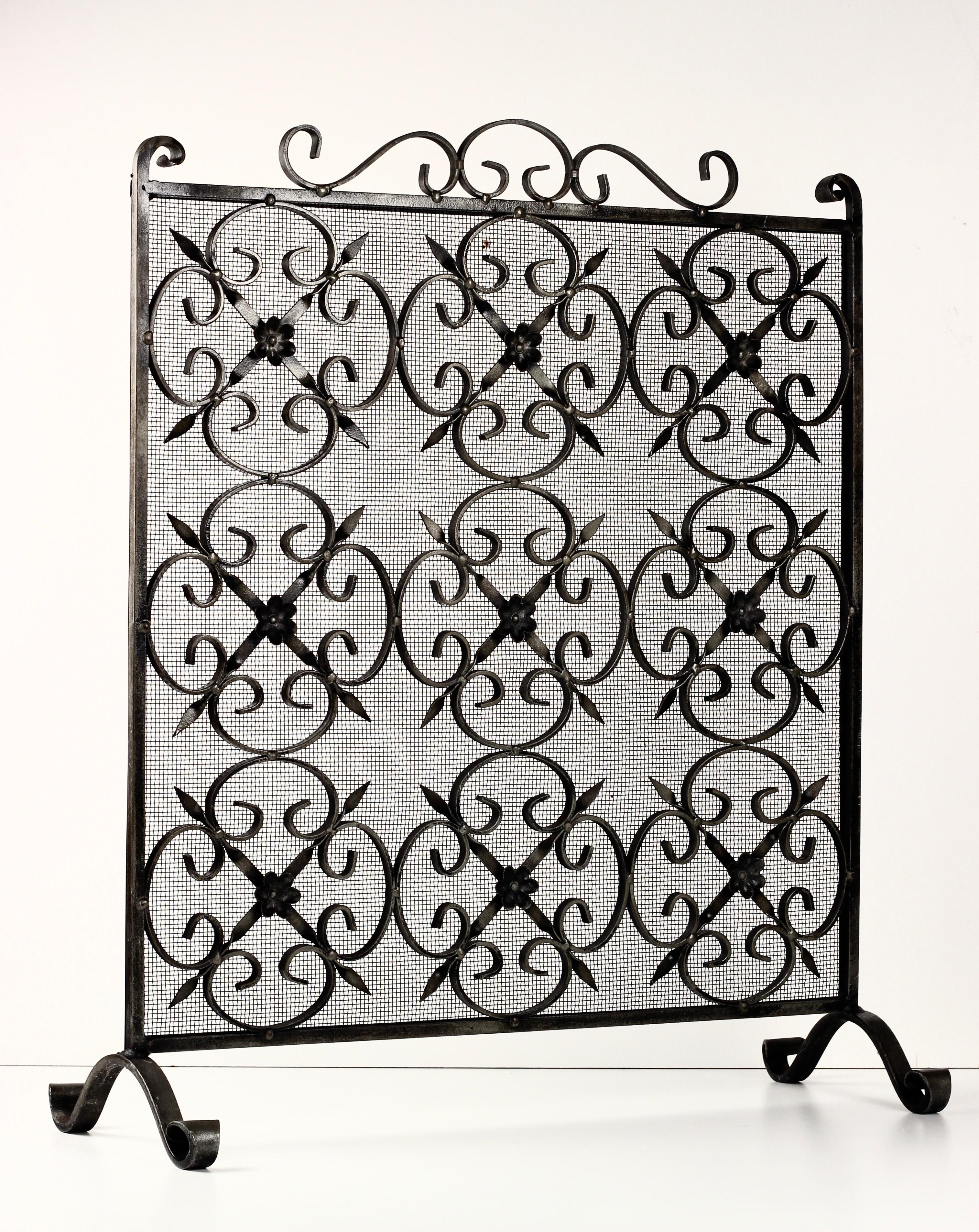 Hand forged Victorian gothic revival fire screen/spark guard late 19th Century For Sale 6