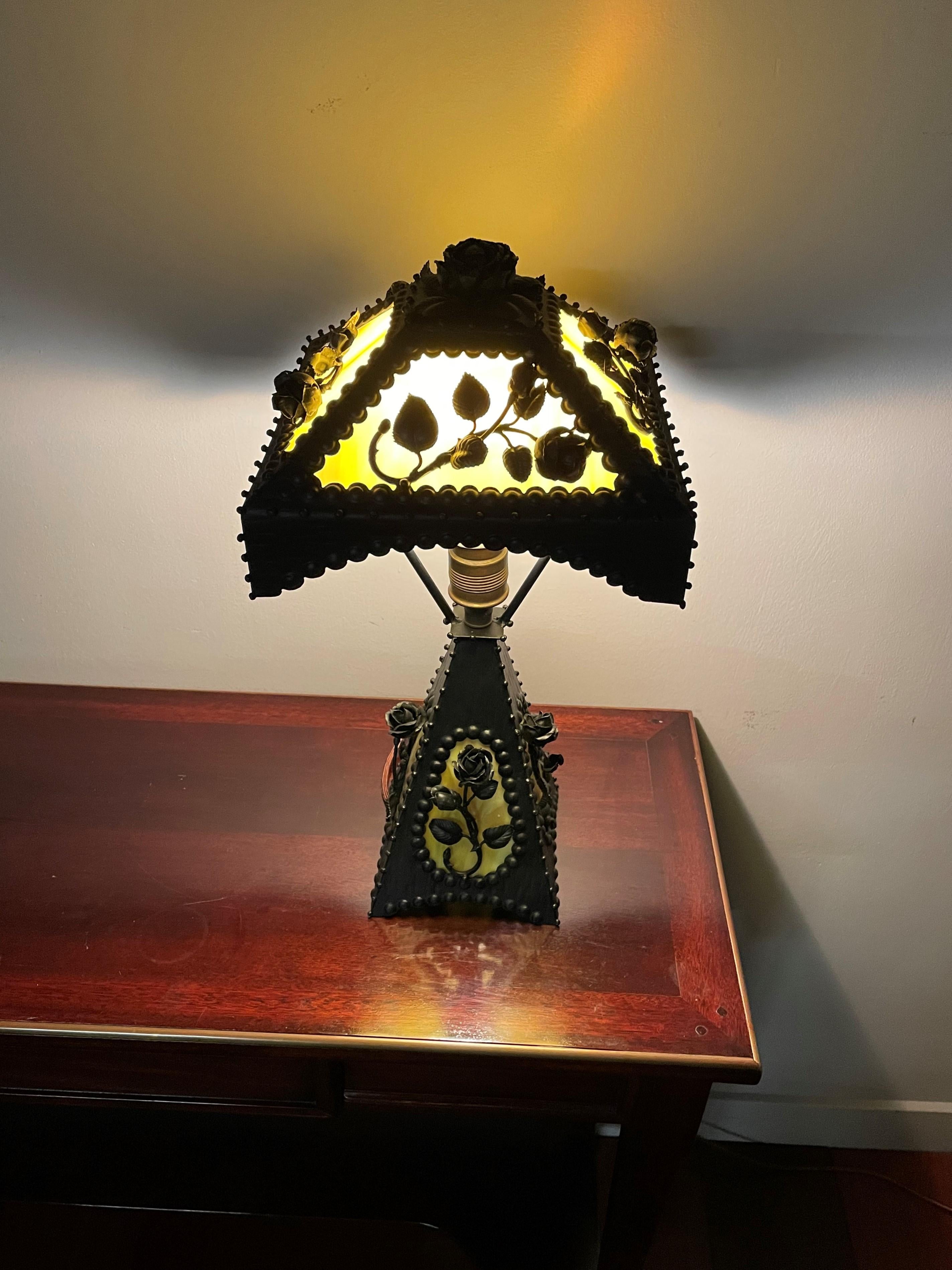 Lampe de table en fer forgé à la main de style Arts & Crafts avec des roses de qualité supérieure en vente 8